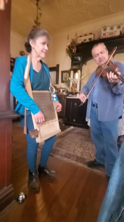 The Carleton House Bed & Breakfast - Karen and Steve played us some violin and washboard - Bed & Breakfast Near Me - Bonham, Texas