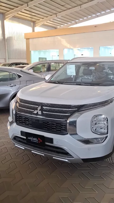 ميتسوبيشي اوتلاندر Mid Line 2025