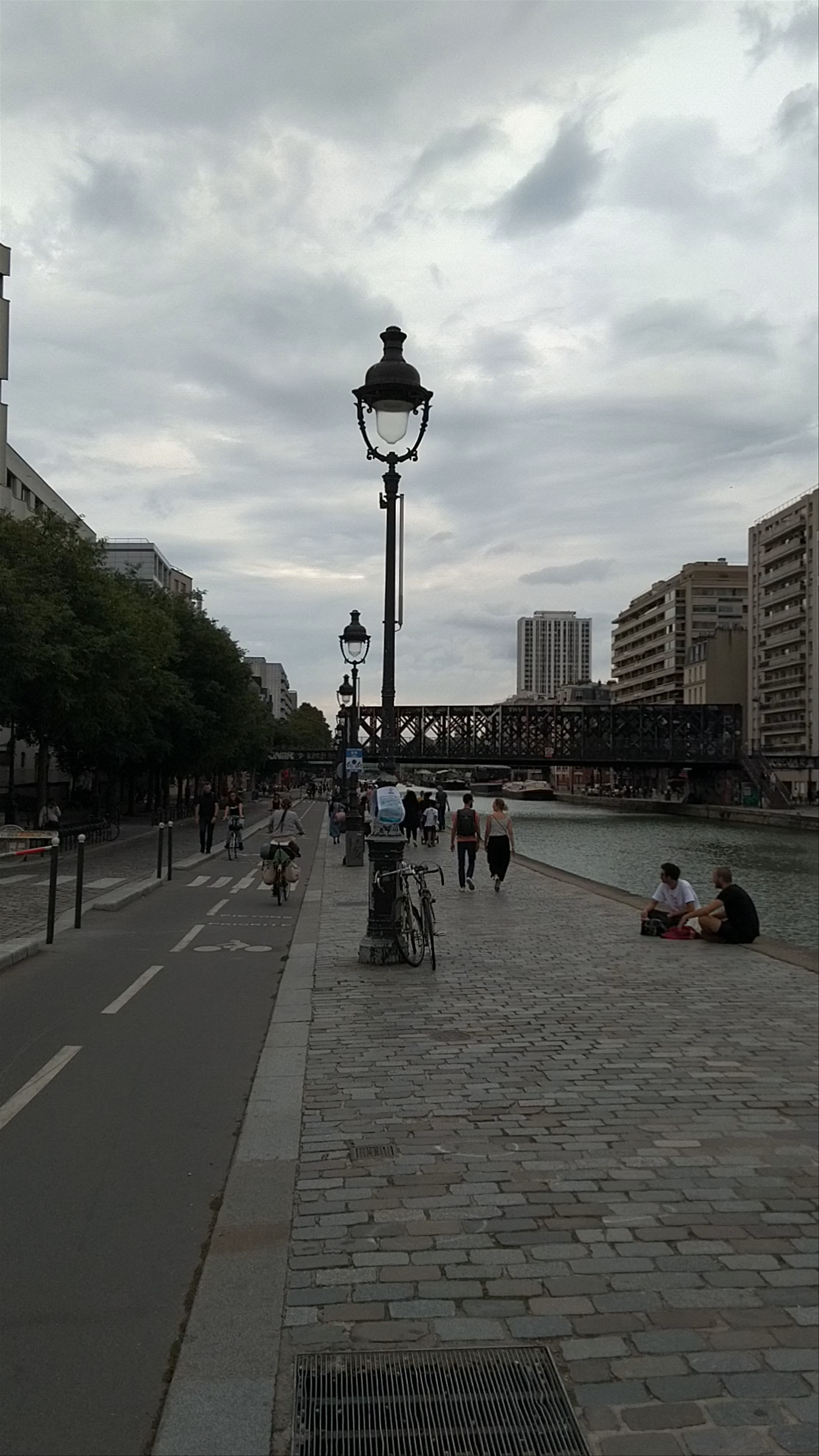 Canal de l'Ourcq: Urban Riverside Serenity in Paris