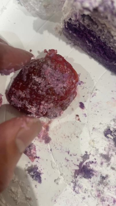 85°C Bakery Cafe-Concord - Bit into moldful of strawberries. Quality control needs to be better. - Bakeries Near Me - Concord, California