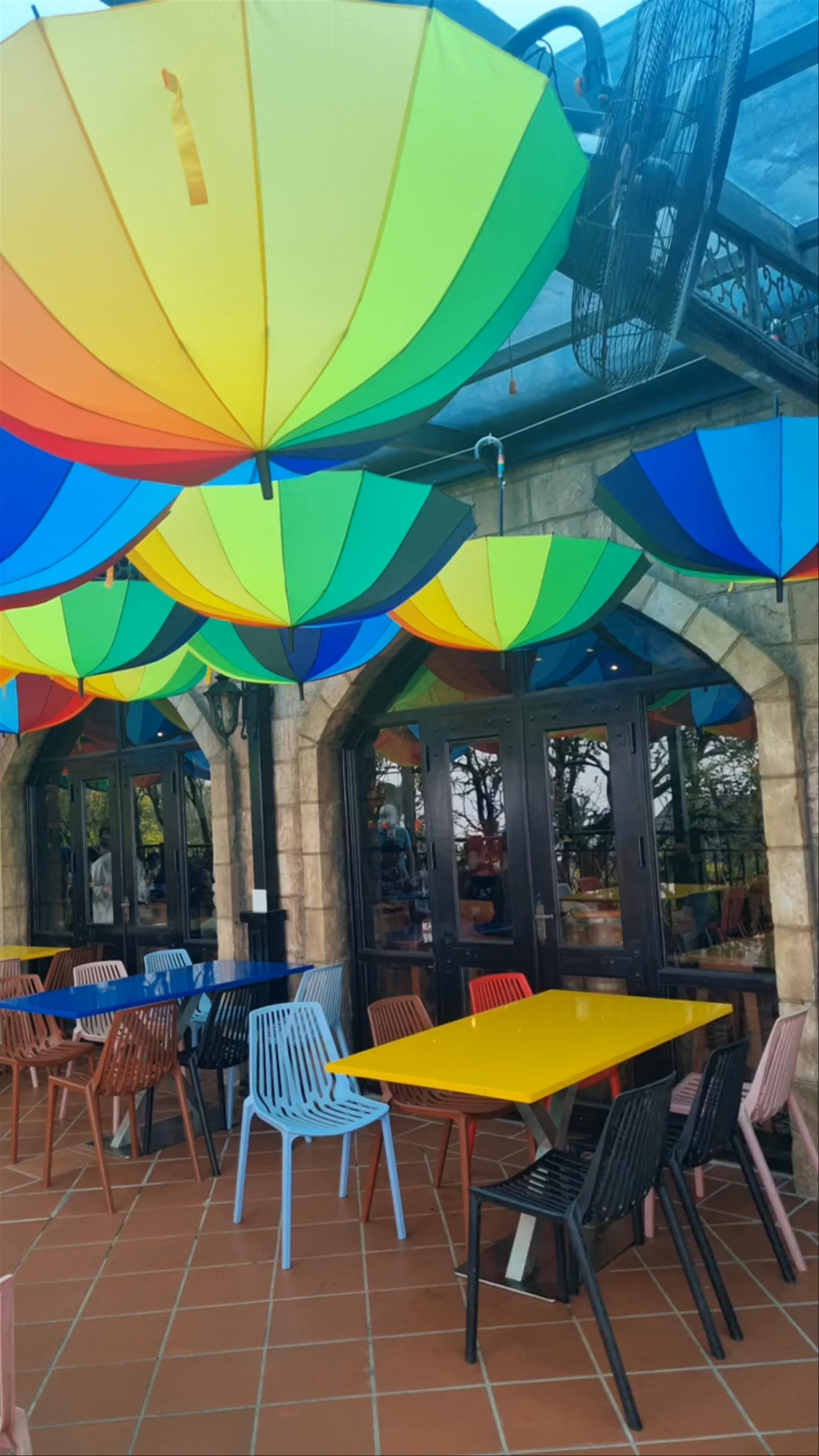 Debay Wine Cellar: Colorful Alfresco Dining in Da Nang