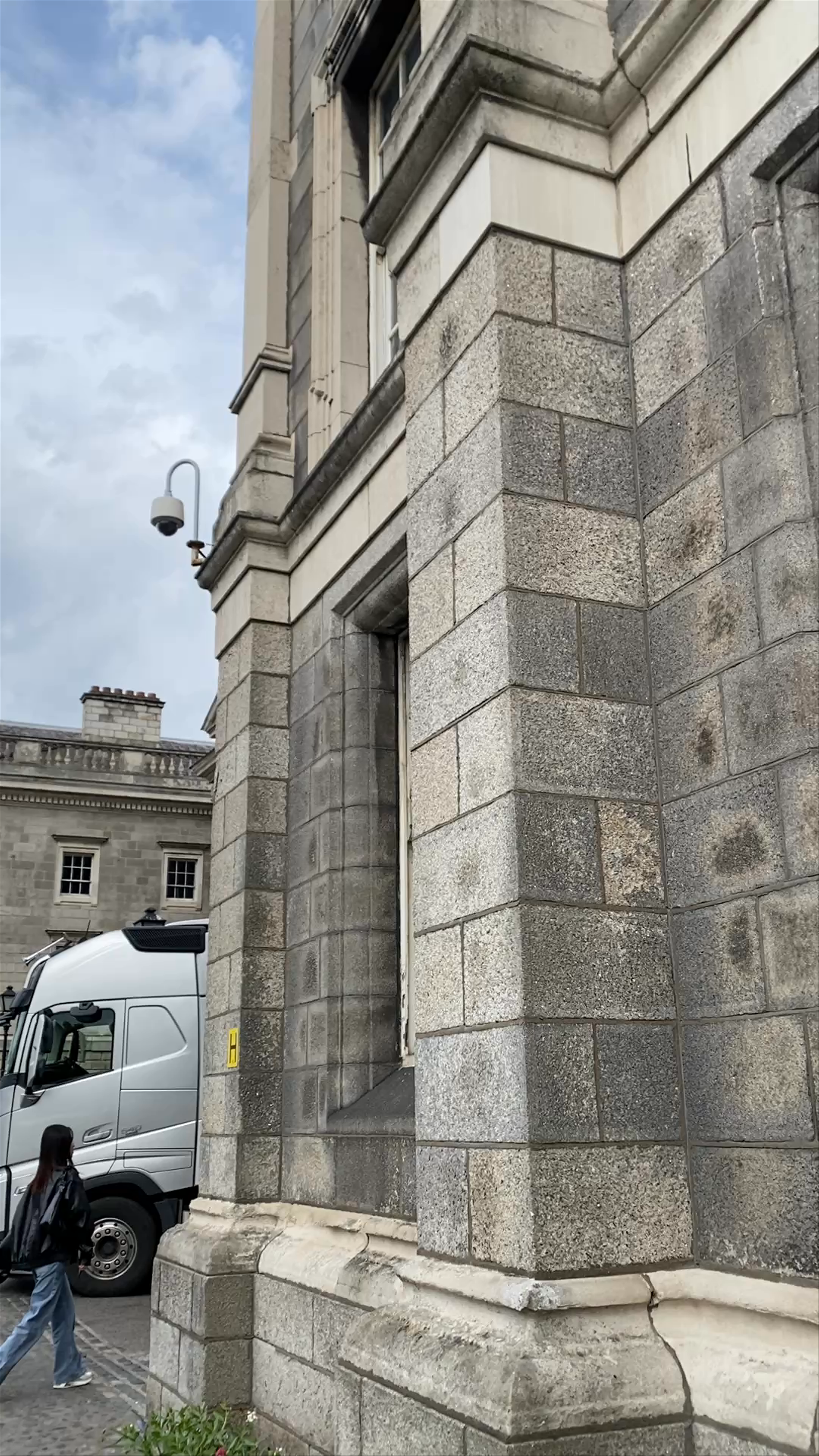 Trinity College Dublin: Historic Majesty and Urban Charm
