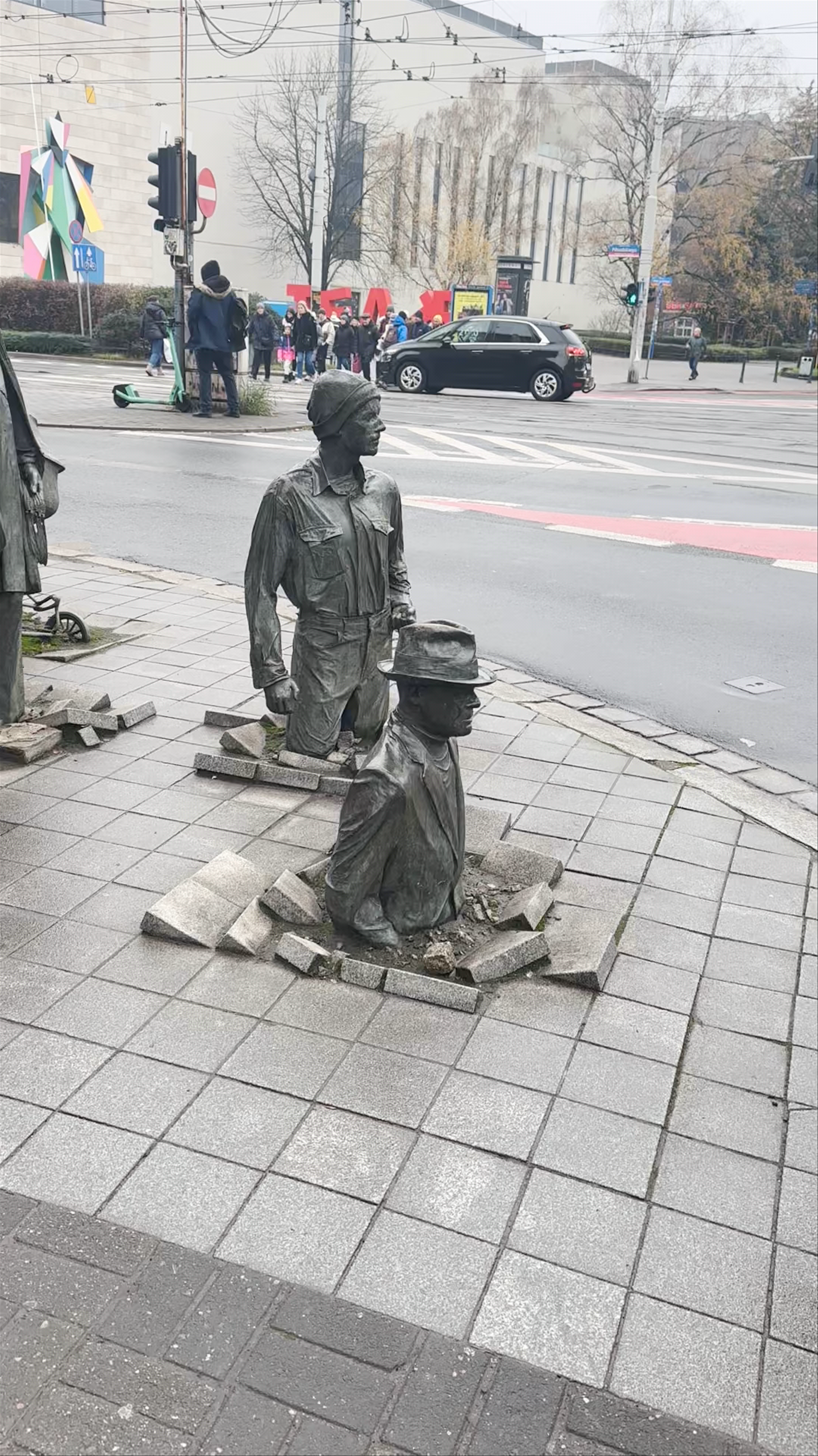 Pomnik Anonimowego Przechodnia: Surreal Sculpture in Wrocław