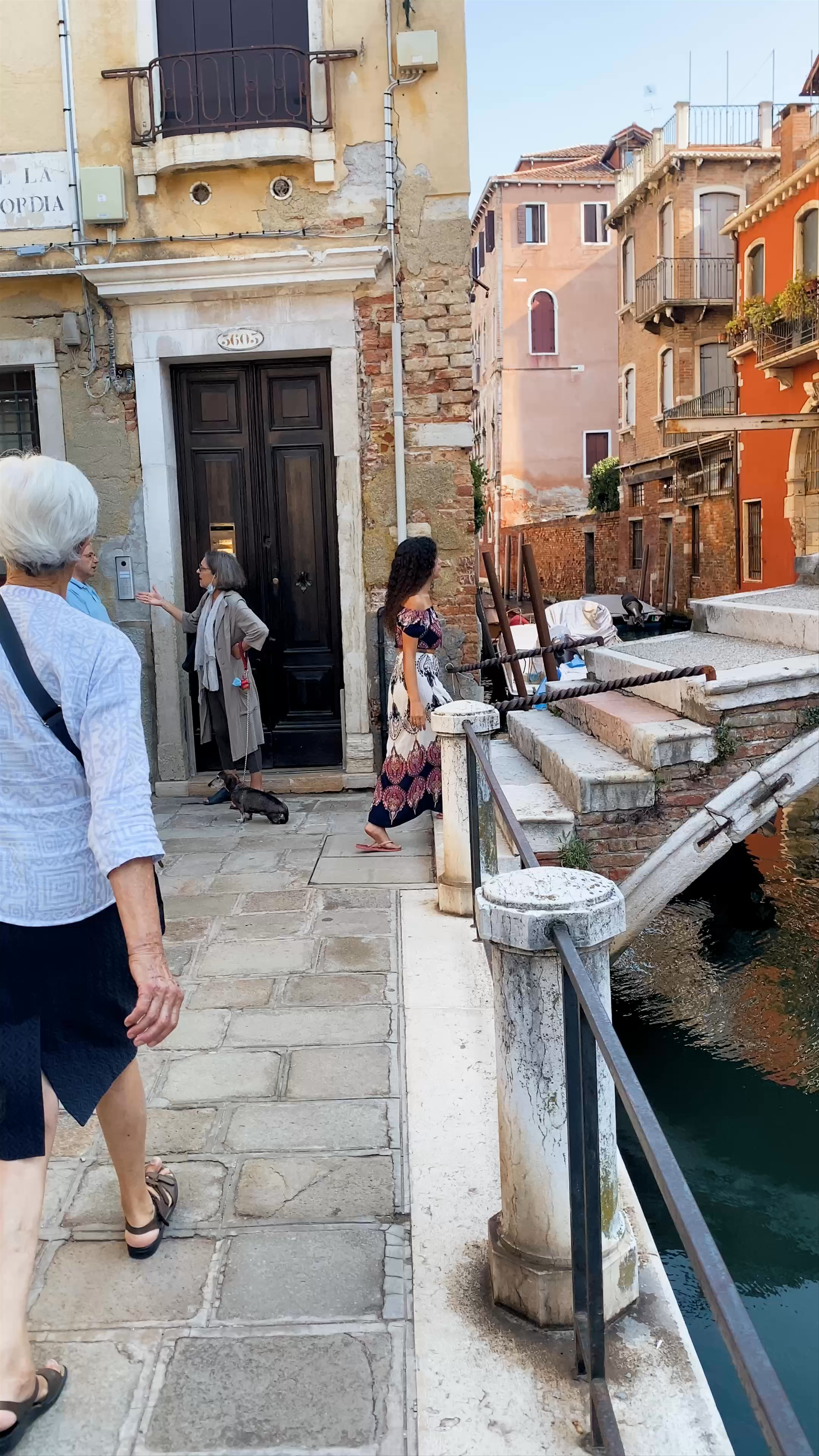 Ponte Chiodo: Venice's Unique No-Handrail Bridge Experience