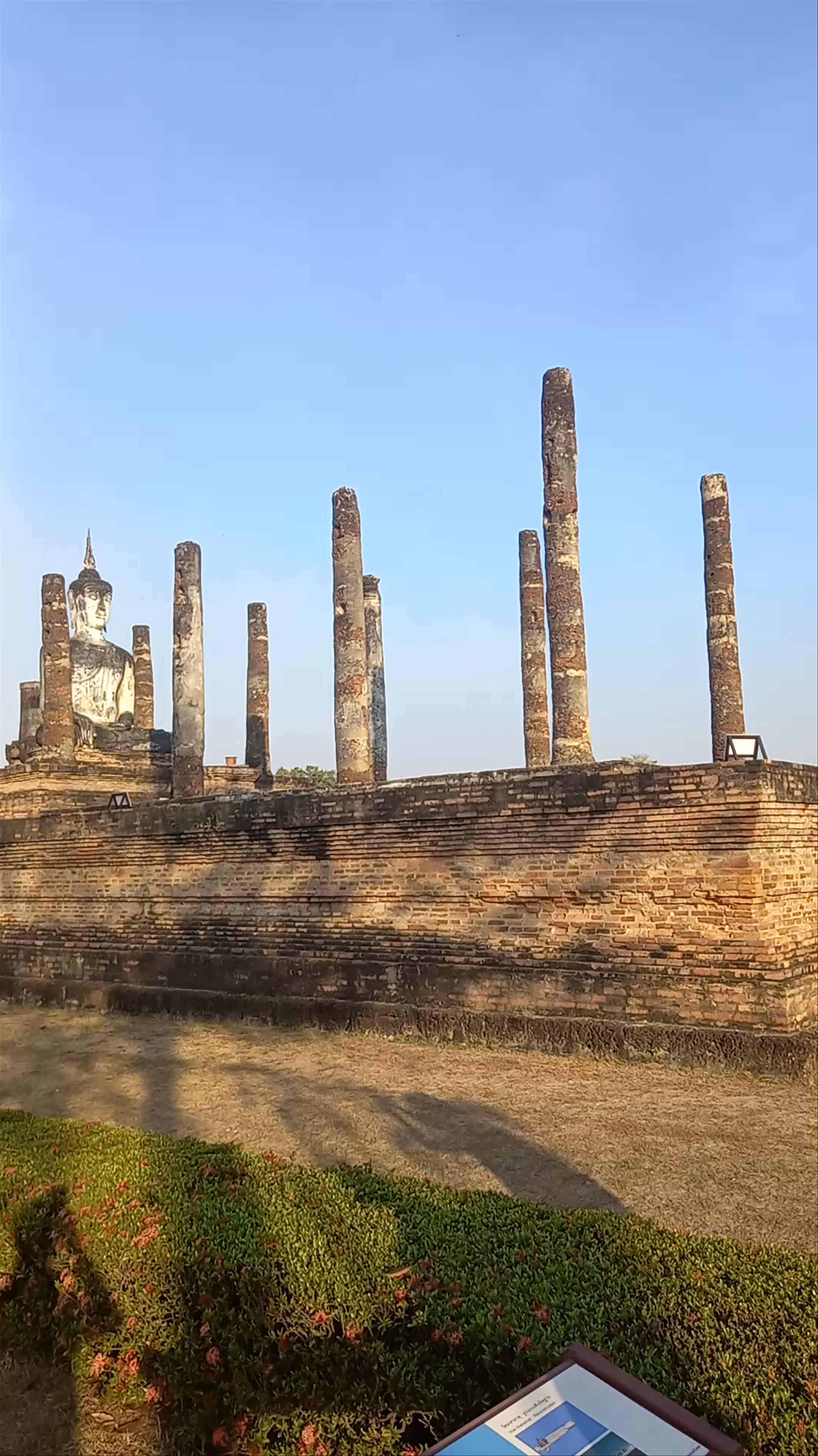 Wat Maha That: Historic Temple Ruins in Sukhothai, Thailand