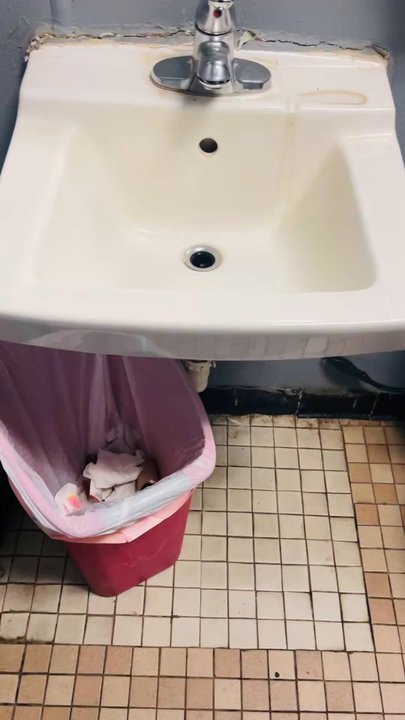 Exxon - Qué asco da entrar a este baño todo sucio nunca los han lavado ??? Sin papel todo horrible el espejo todo sucio que asco de verdad - Gas Stations Near Me - OXFORD, North Carolina