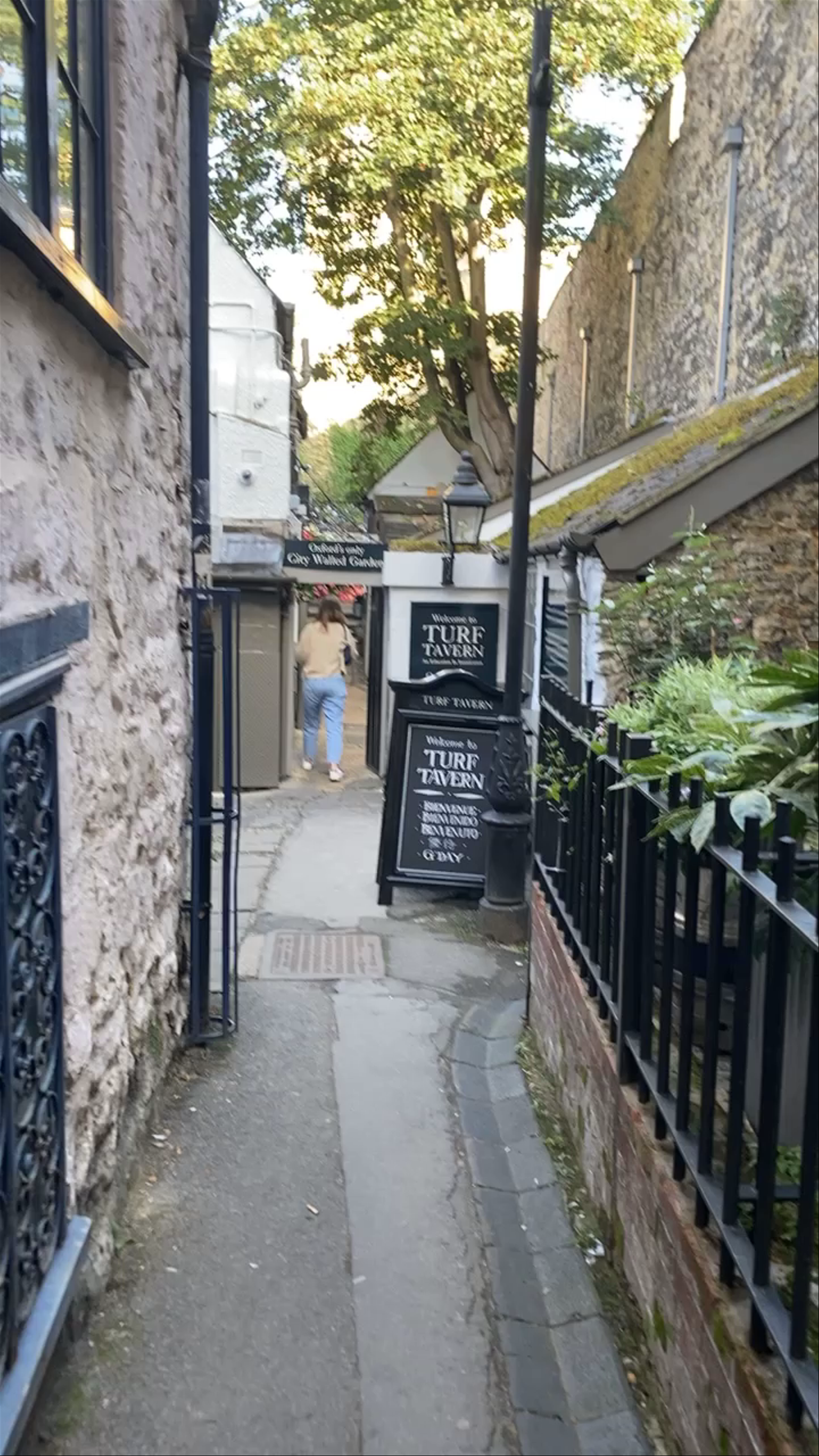 Turf Tavern: Historic Pub Charm in Oxford's Hidden Alley
