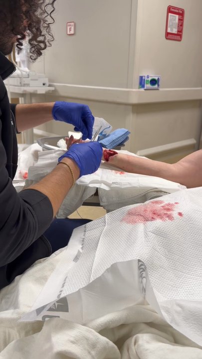 Abrazo West Campus - The doctor stitched her up in the hallway. - Hospitals Near Me - Goodyear, Arizona