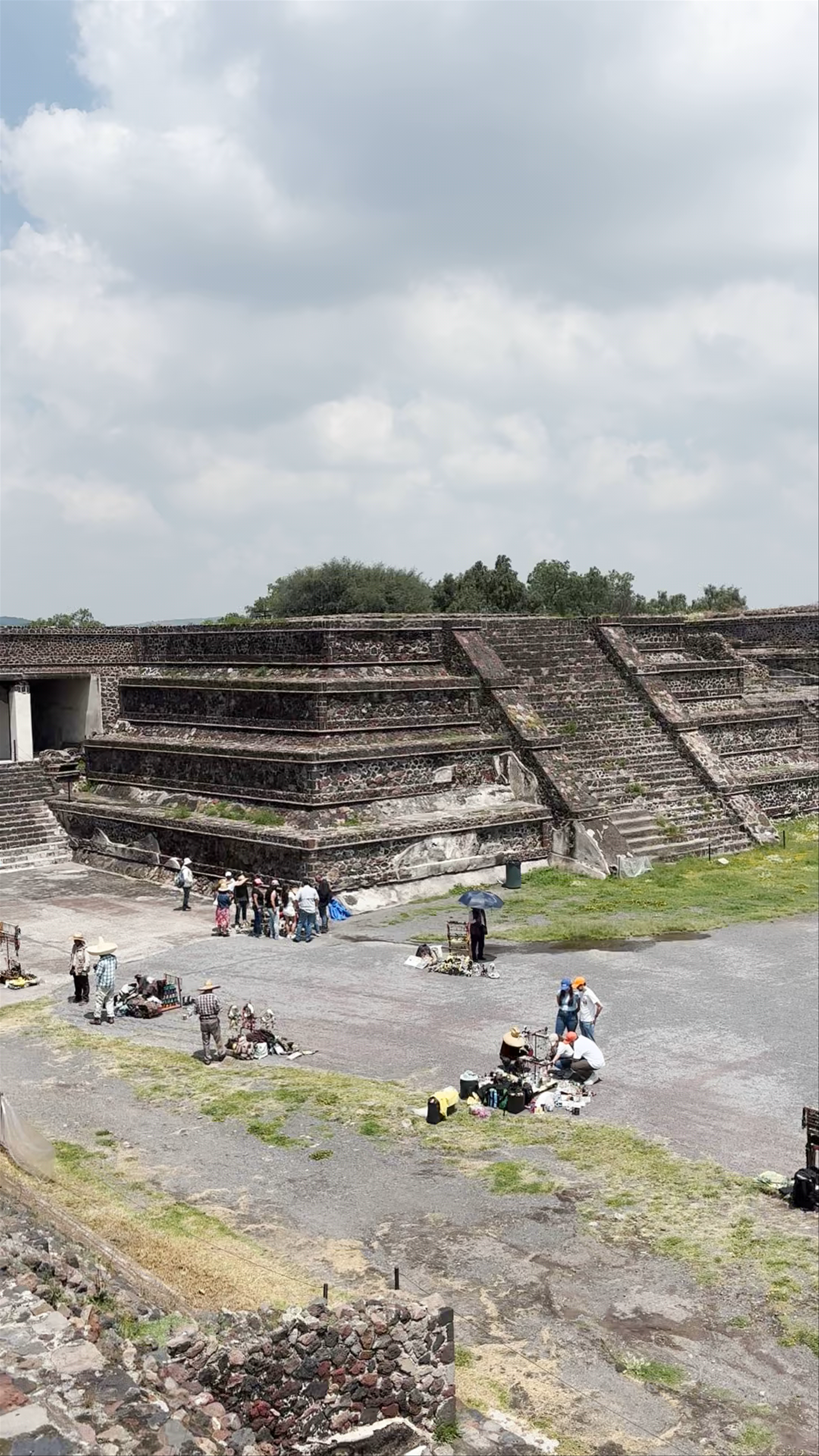 Explore the Majestic Pirámide del Sol at Teotihuacán