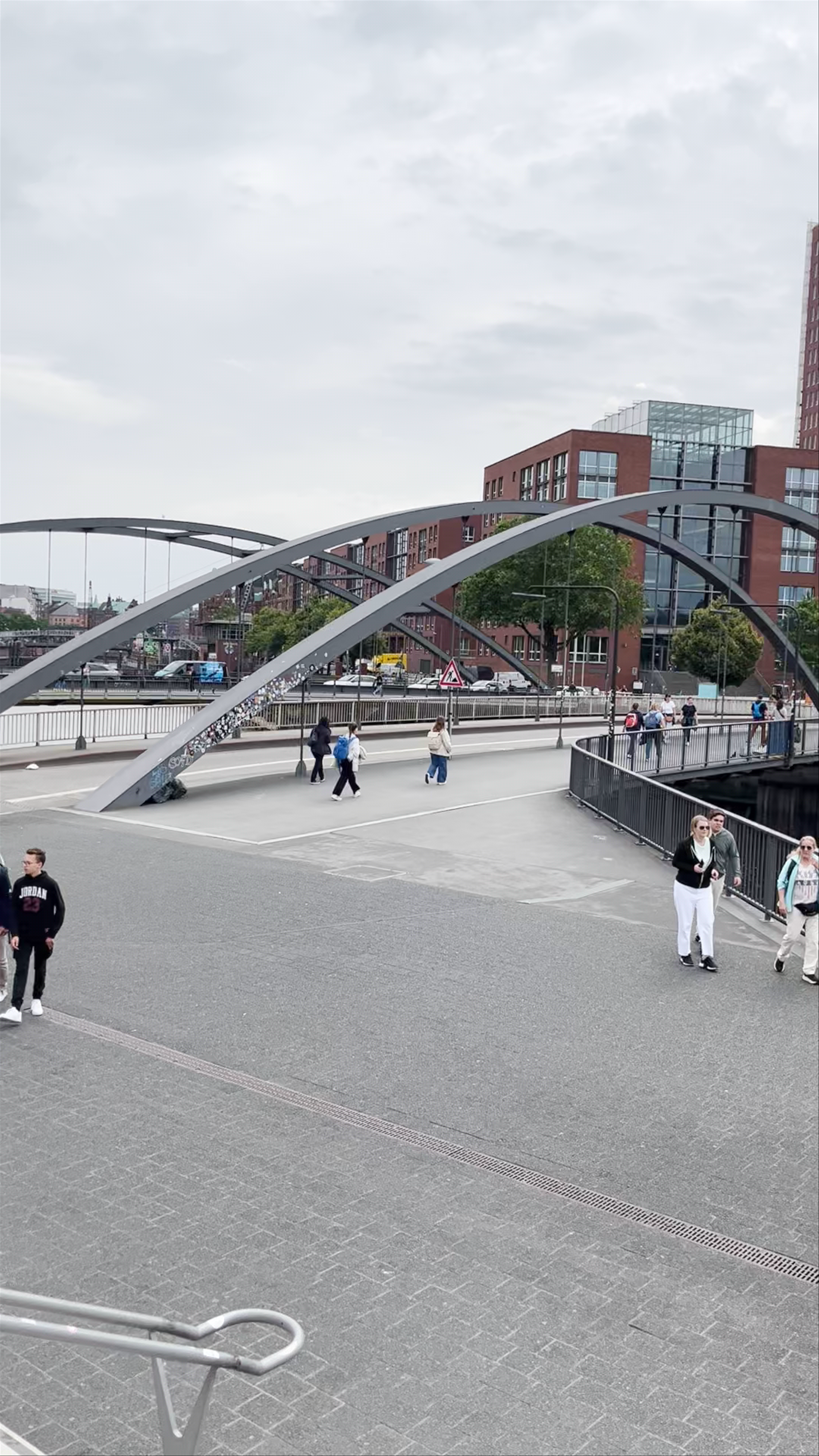 Jan Fedder Promenade: Urban Waterways and Contemporary Architecture in Hamburg