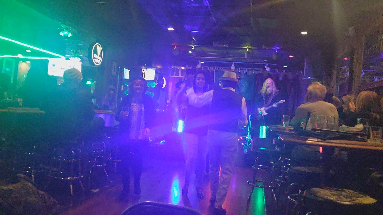 Ireland's 32 - Lightnin Willie and his band keep you on your feet ! - Dive Bars Near Me - Van Nuys, California