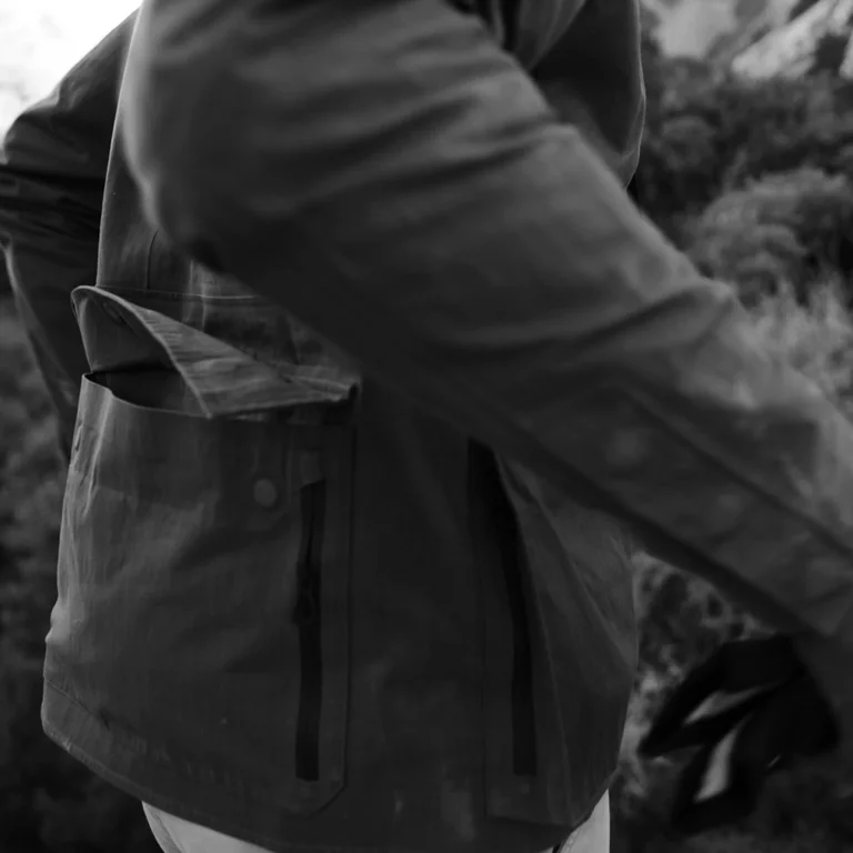 Video of man placing gloves into back pocket of the Reporter Jacket