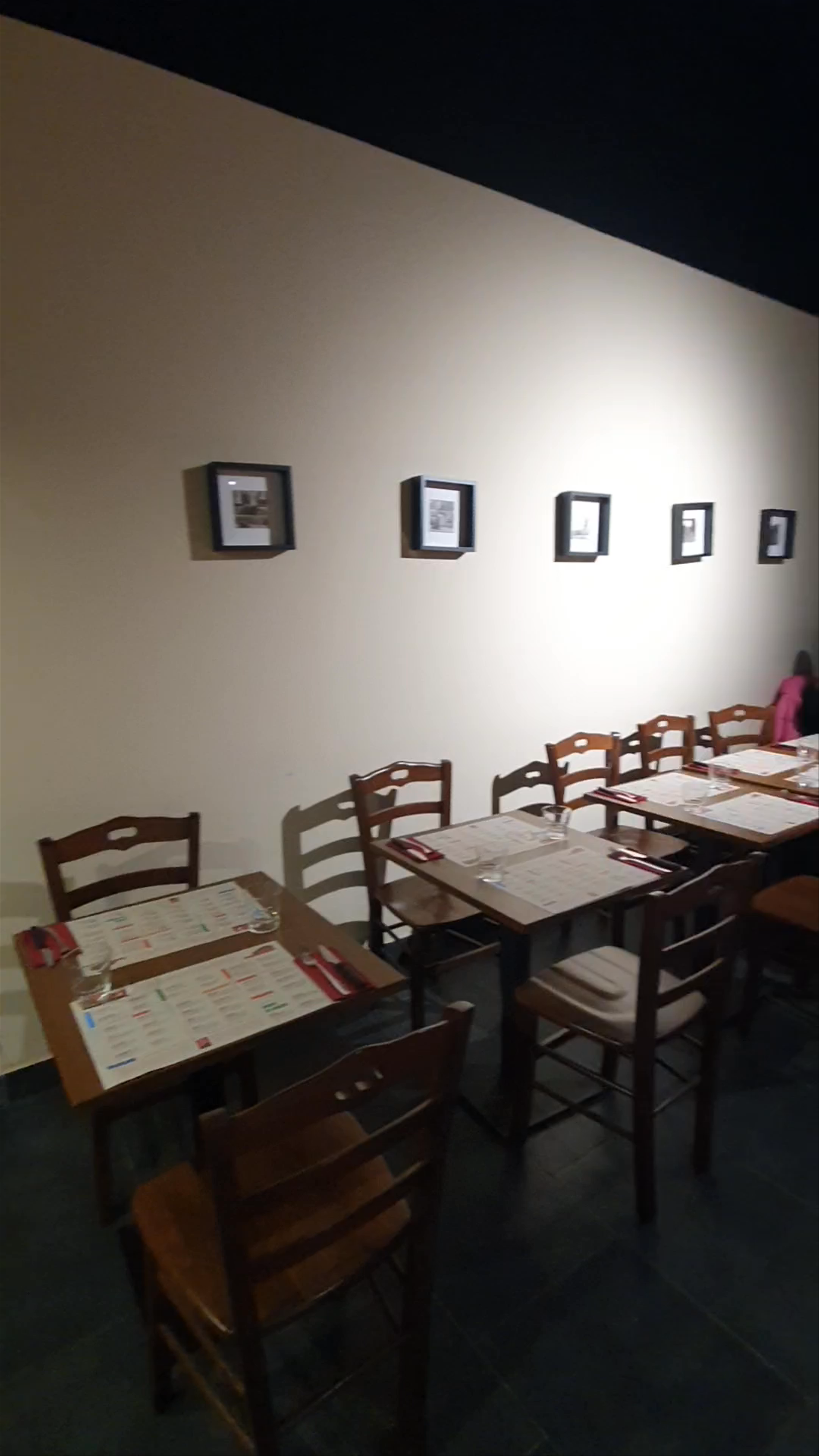 Nando's Pizzeria Popolare: Cozy Evening Dining in Rome