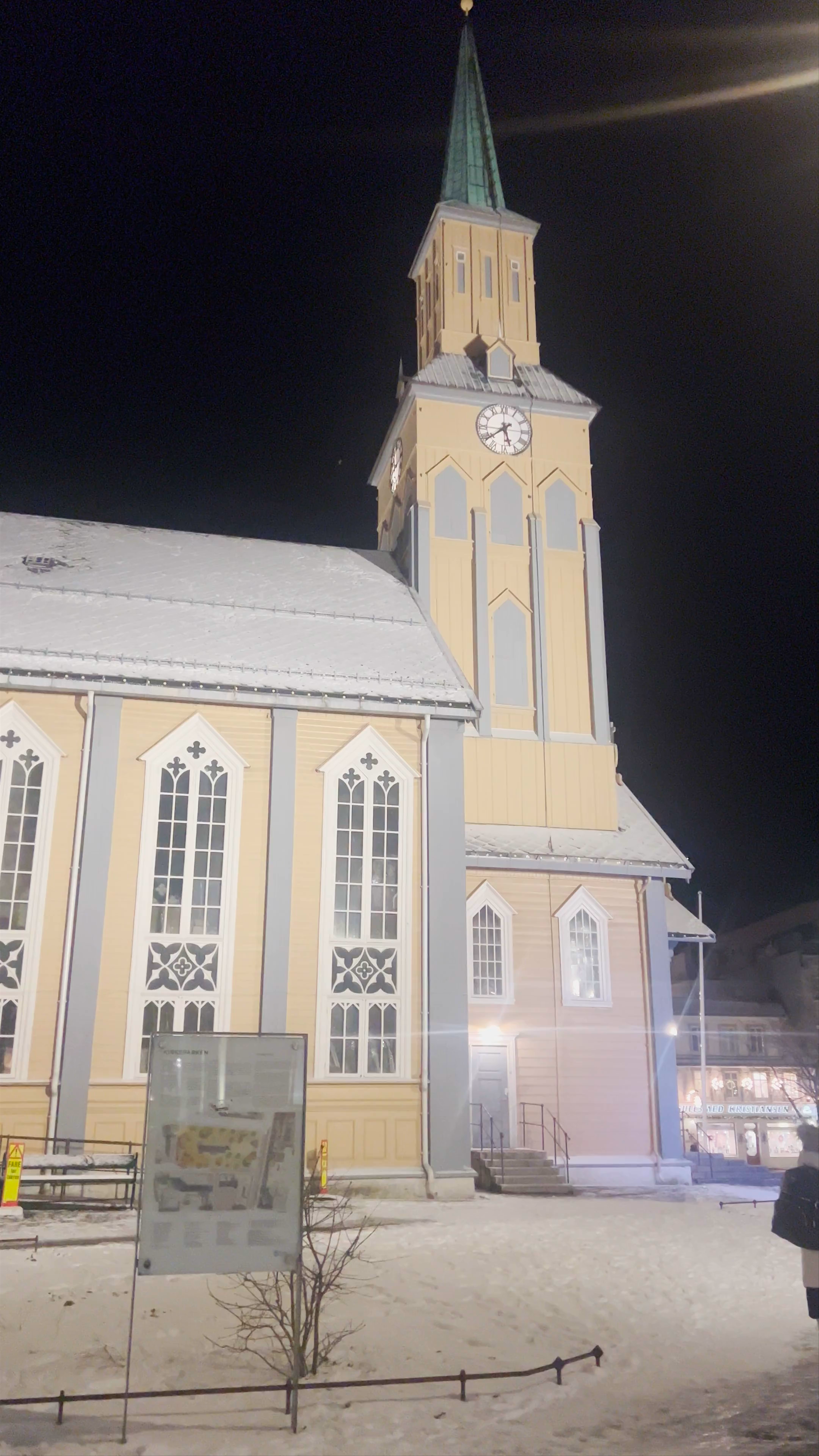 Catedral de Tromsø: Nighttime Serenity in Norway's Arctic City