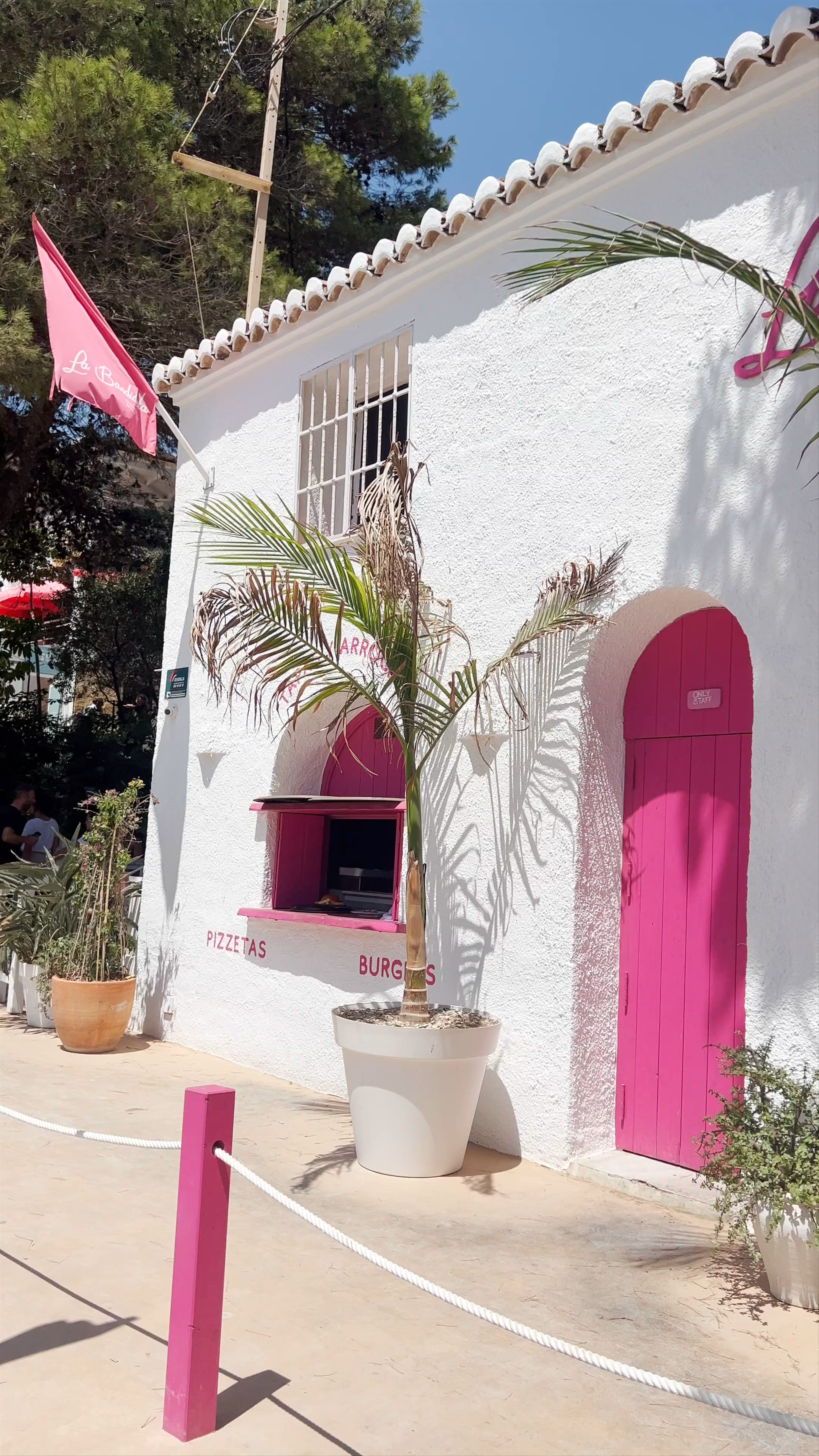 La Bandideta Granadella Beach Bar: Vibrant Coastal Spot in Jávea, Spain