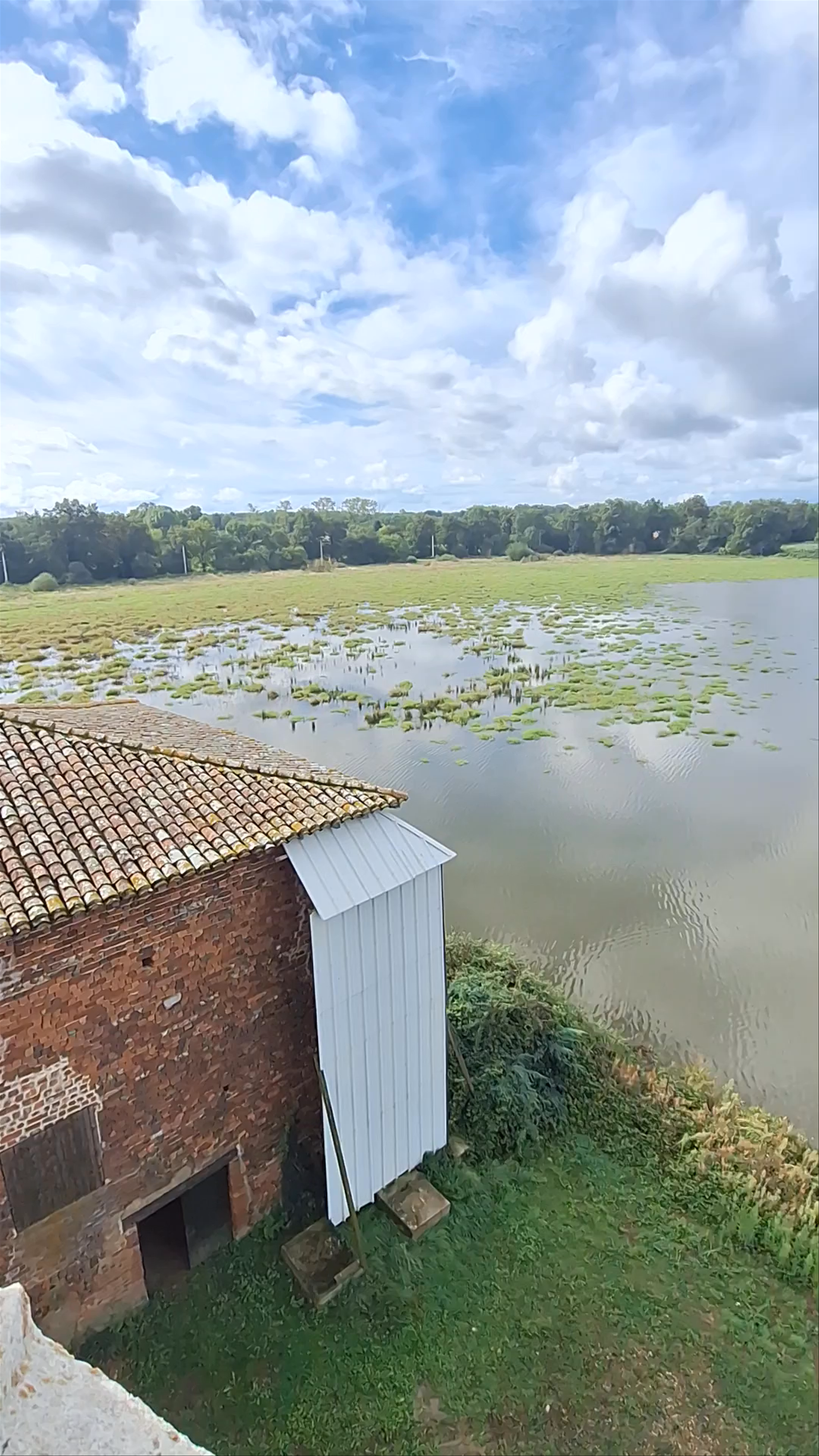 La Tour de briques du Plantay: Rustic Charm by the Lakeside