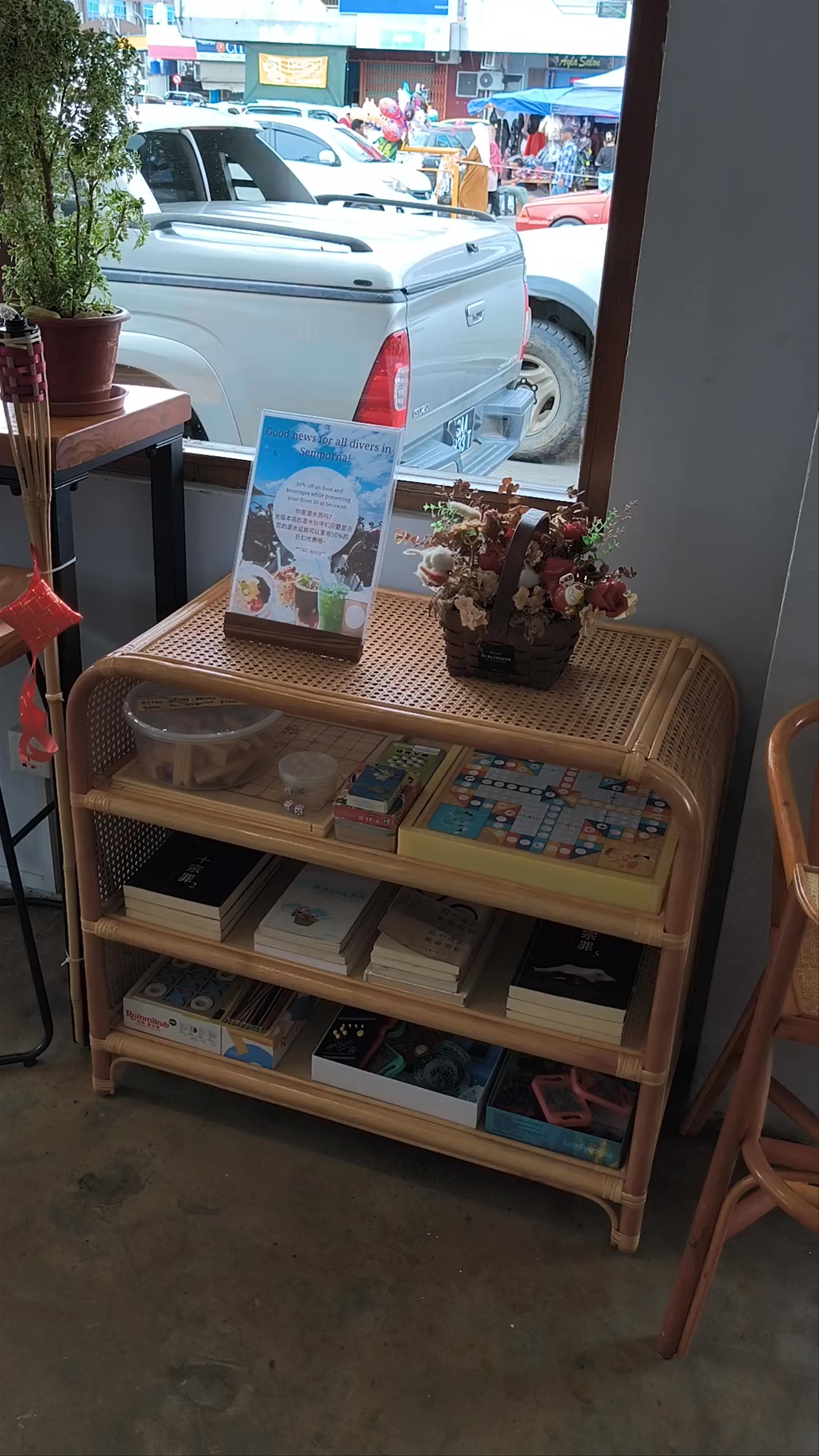 Secawan Cafe: Cozy Urban Hideaway in Semporna, Sabah