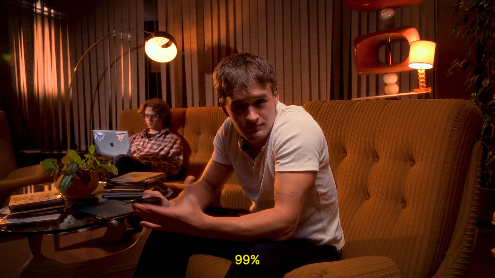 Kadr z wideo: prezenter Will Media obok planszy „99%”