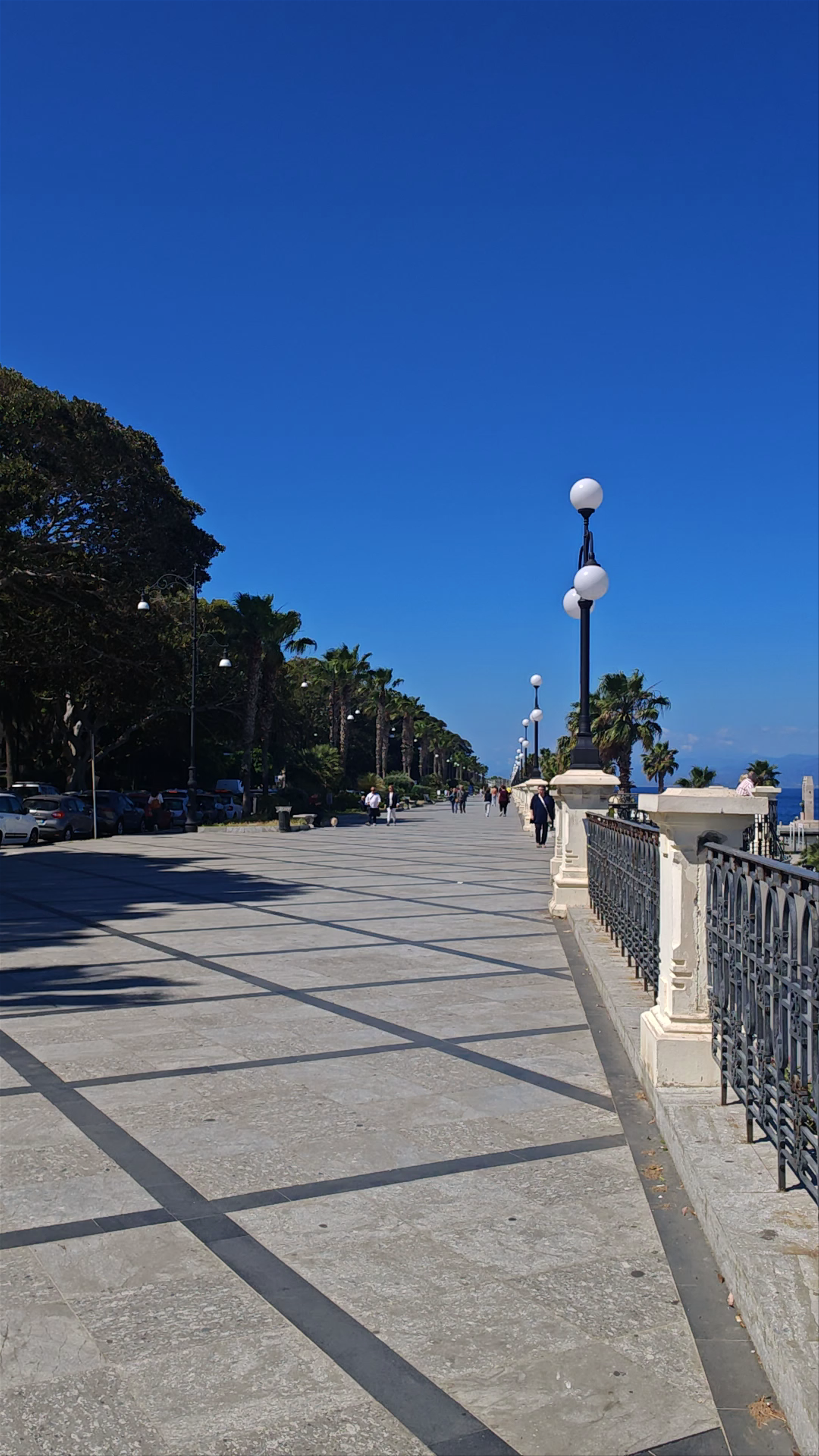 Strolling Lungomare Falcomatà: Breathtaking Sea Views in Reggio Calabria