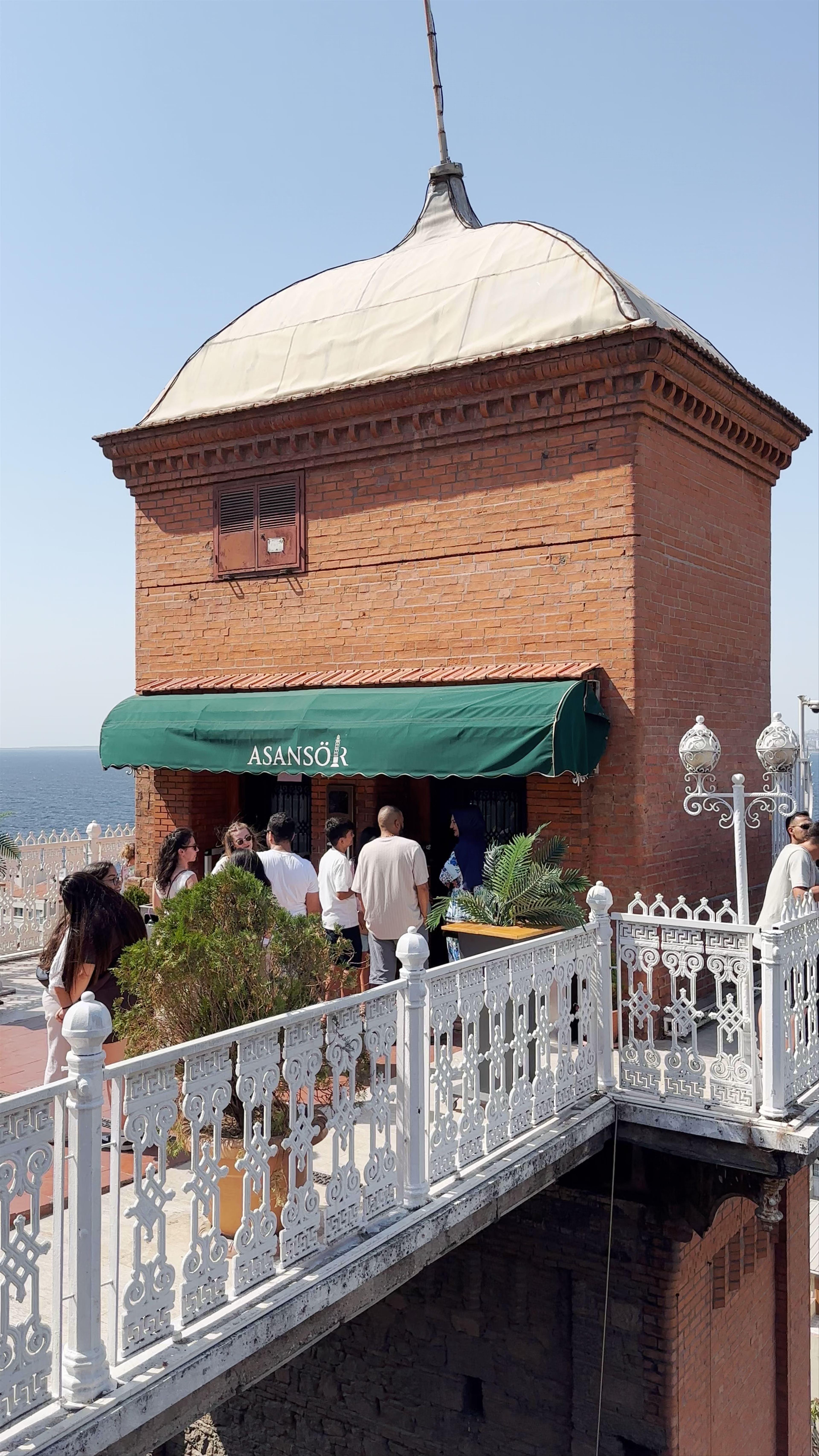 İzmir Historical Elevator Building