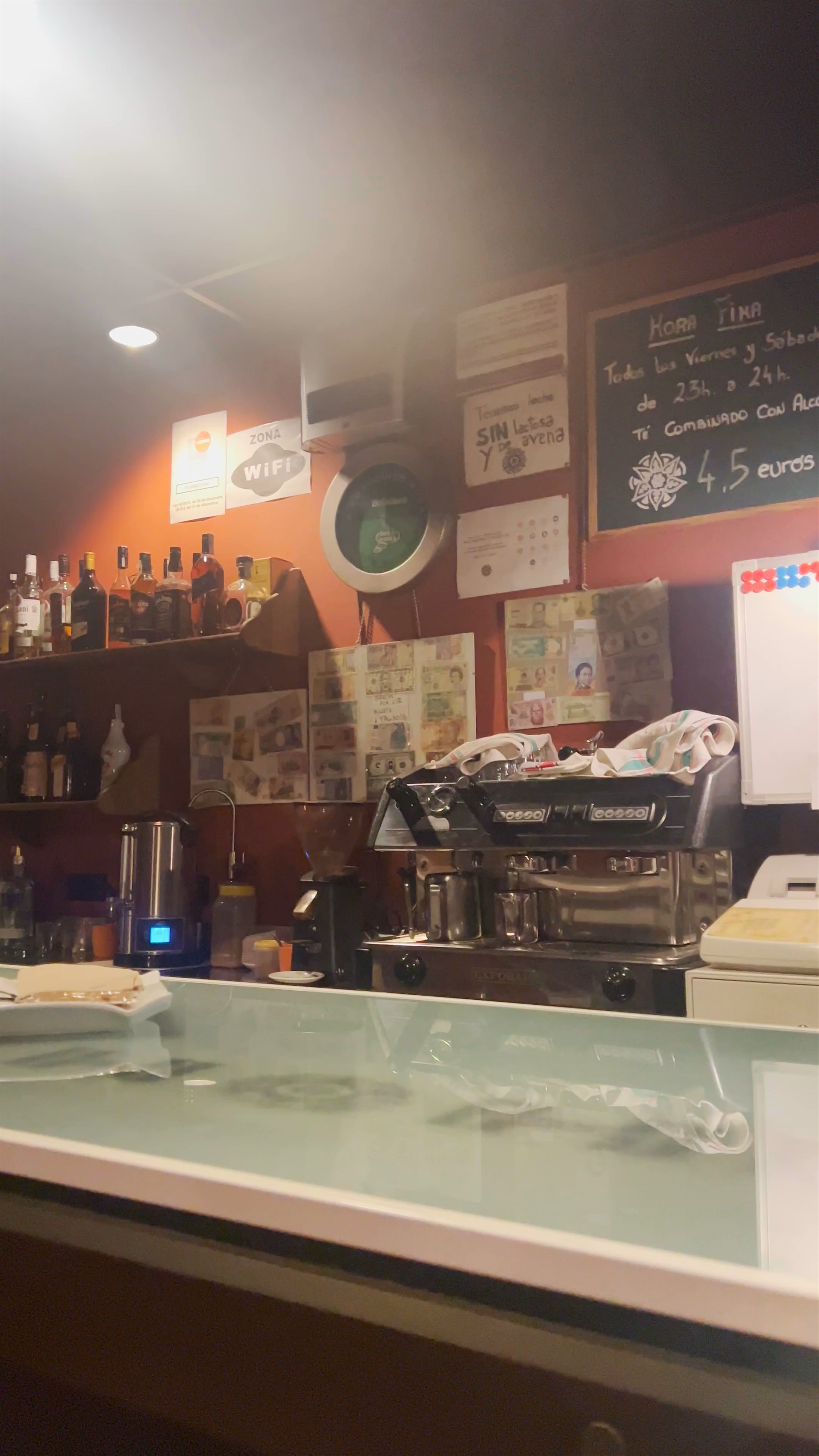 Teteria Fihalhohi: Cozy Nighttime Tea and Bar Lounge in Elche