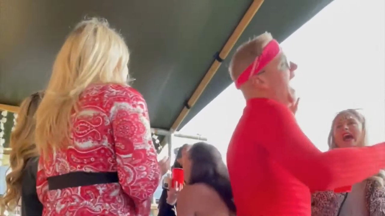 Acoustic Royale - Hen Party Duo - video