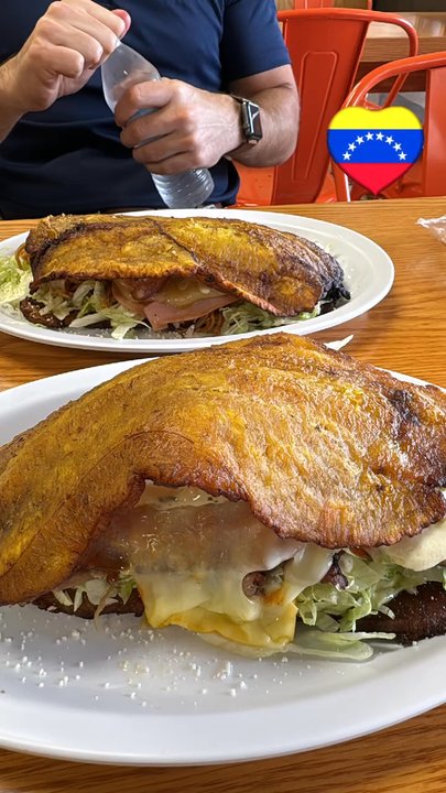 Todopasapalos - Patacón carne asada and carne mechado - Venezuelan Near Me - Dallas, Texas