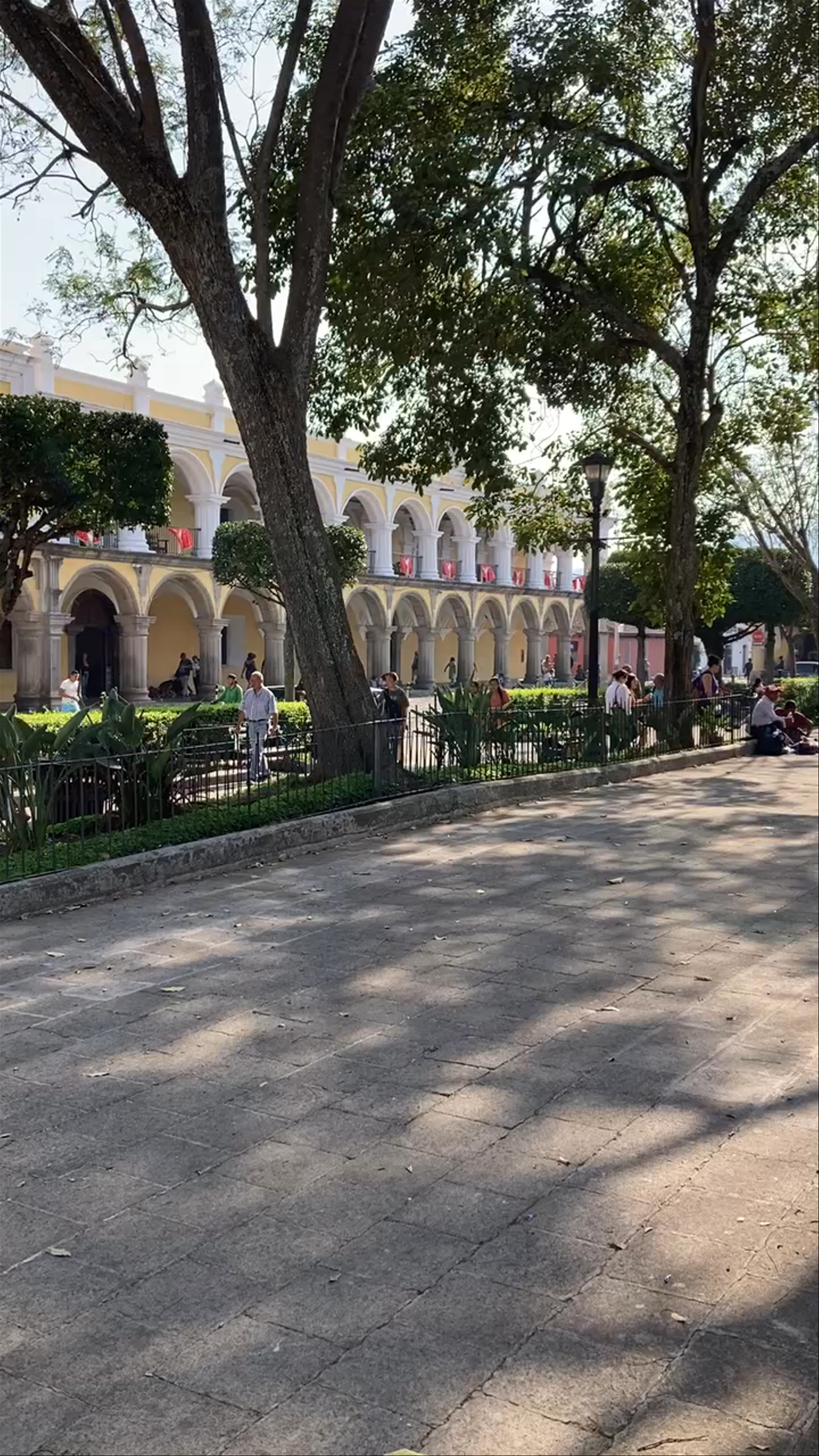 Parque Central de Antigua Guatemala: Sunlit Historic Charm in the Heart of the City