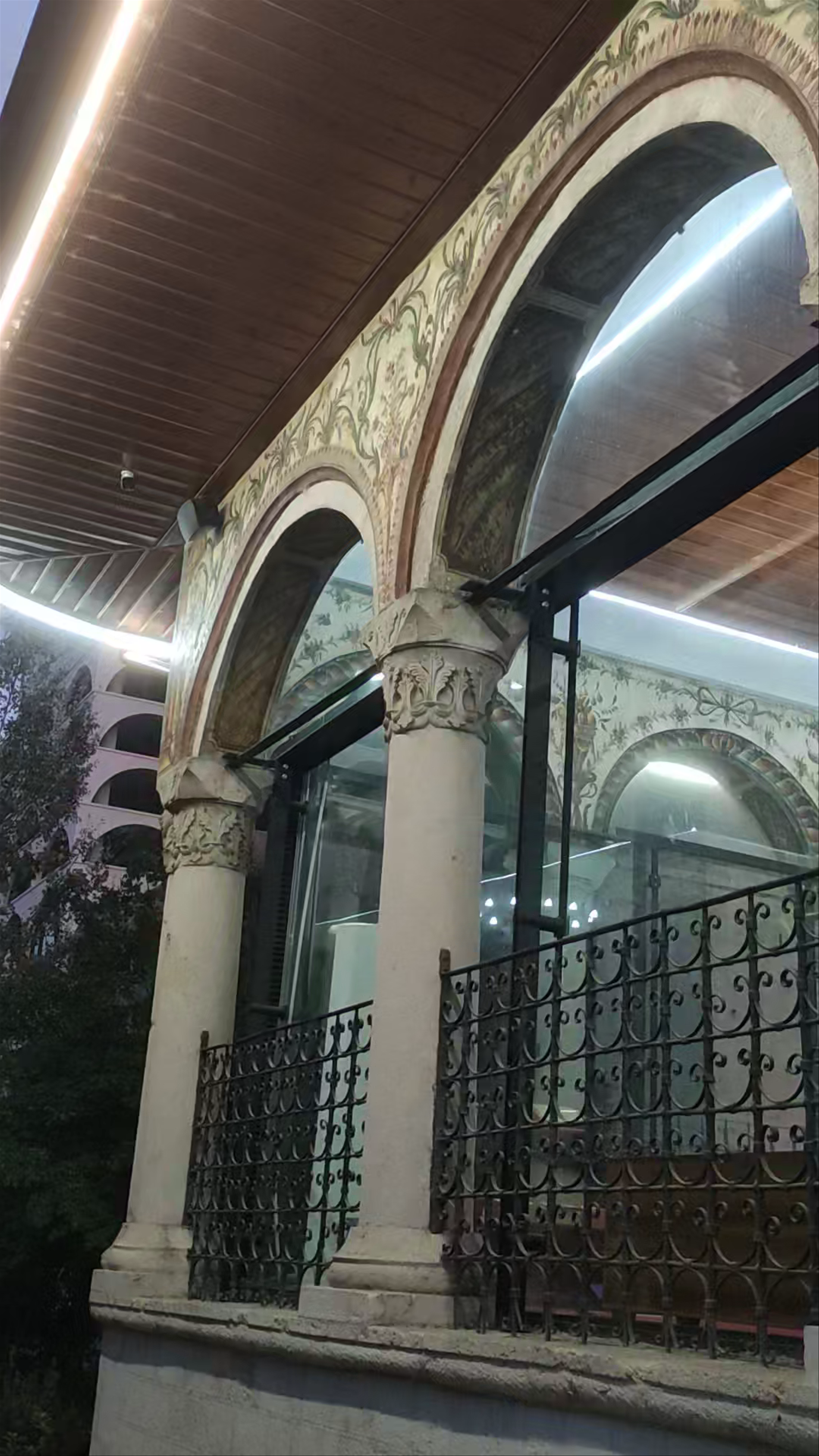 Mezquita de Et'hem Bey: Historic Wonder in Tirana