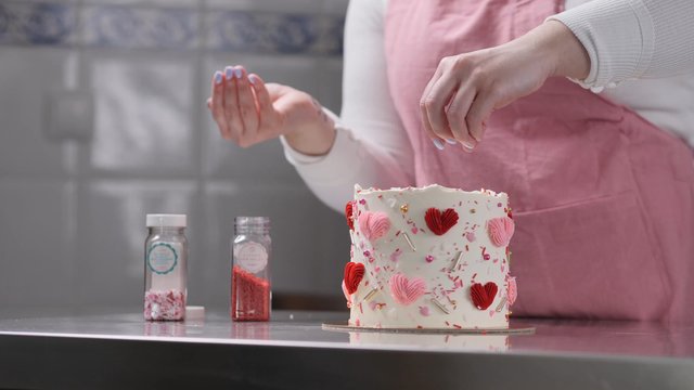 Decorating a Valentine's Day cake