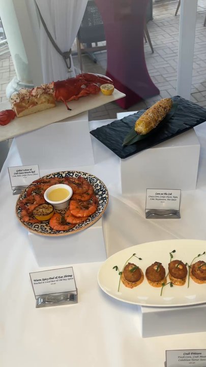 Sequoia - Happy hour items featuring lobster rolls, shrimp hors d'oeuvres, sliders, corn, and crab balls - New American Near Me - Washington, DC, District of Columbia