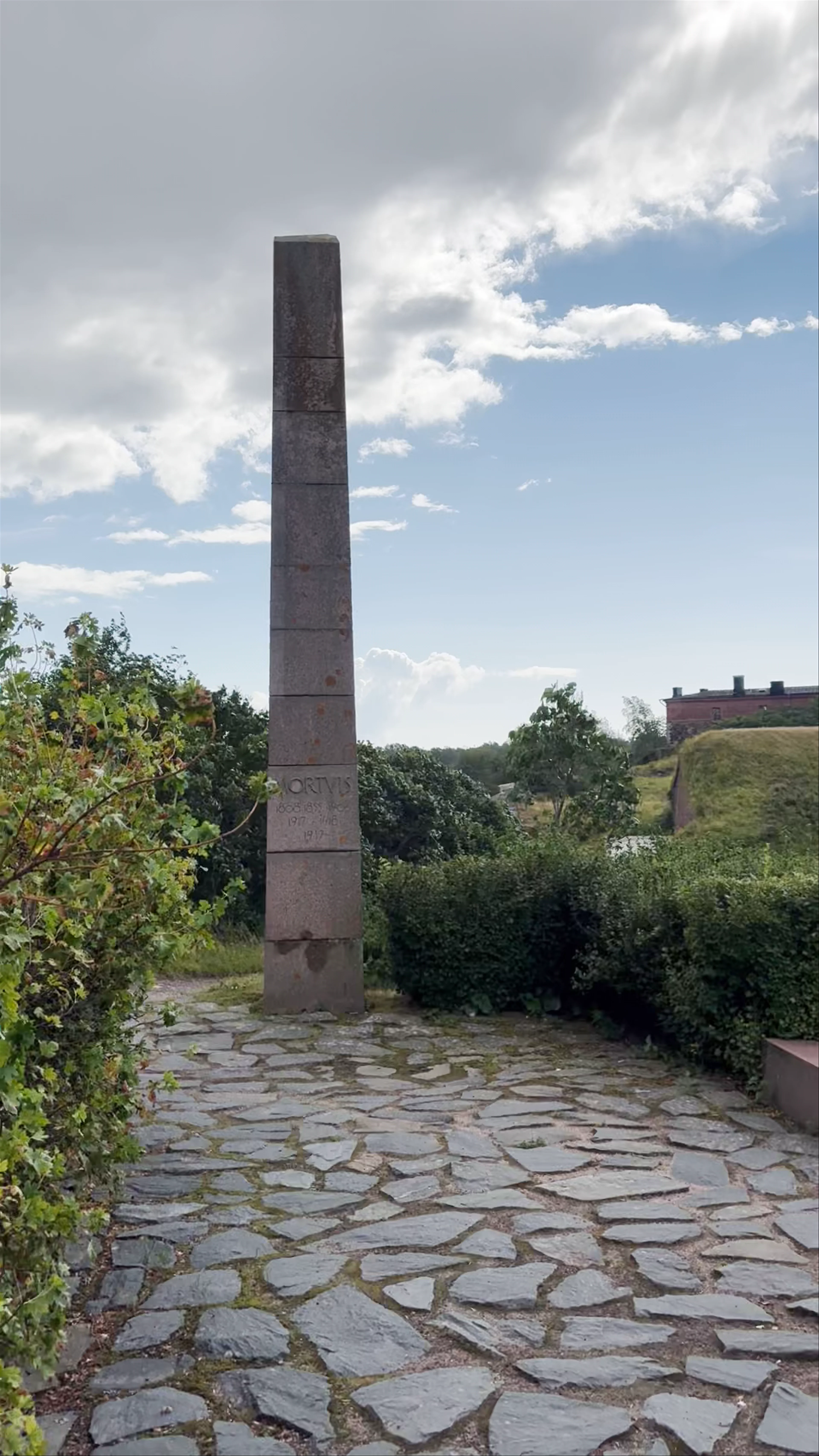 Mortuis Memorial Stone, Susisaari