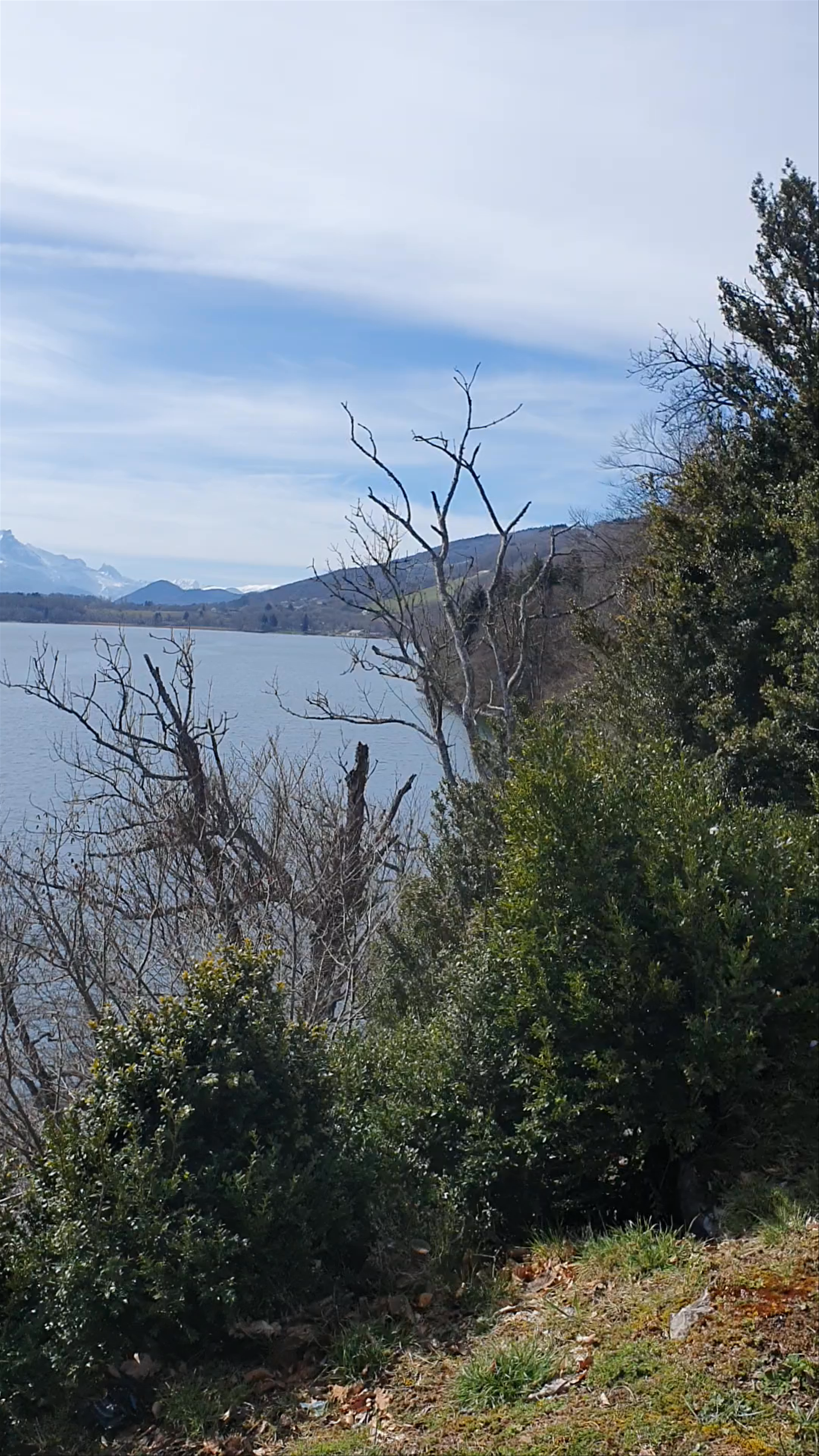 Prairie de la Rencontre: Serene Lakeside Views in Laffrey, France