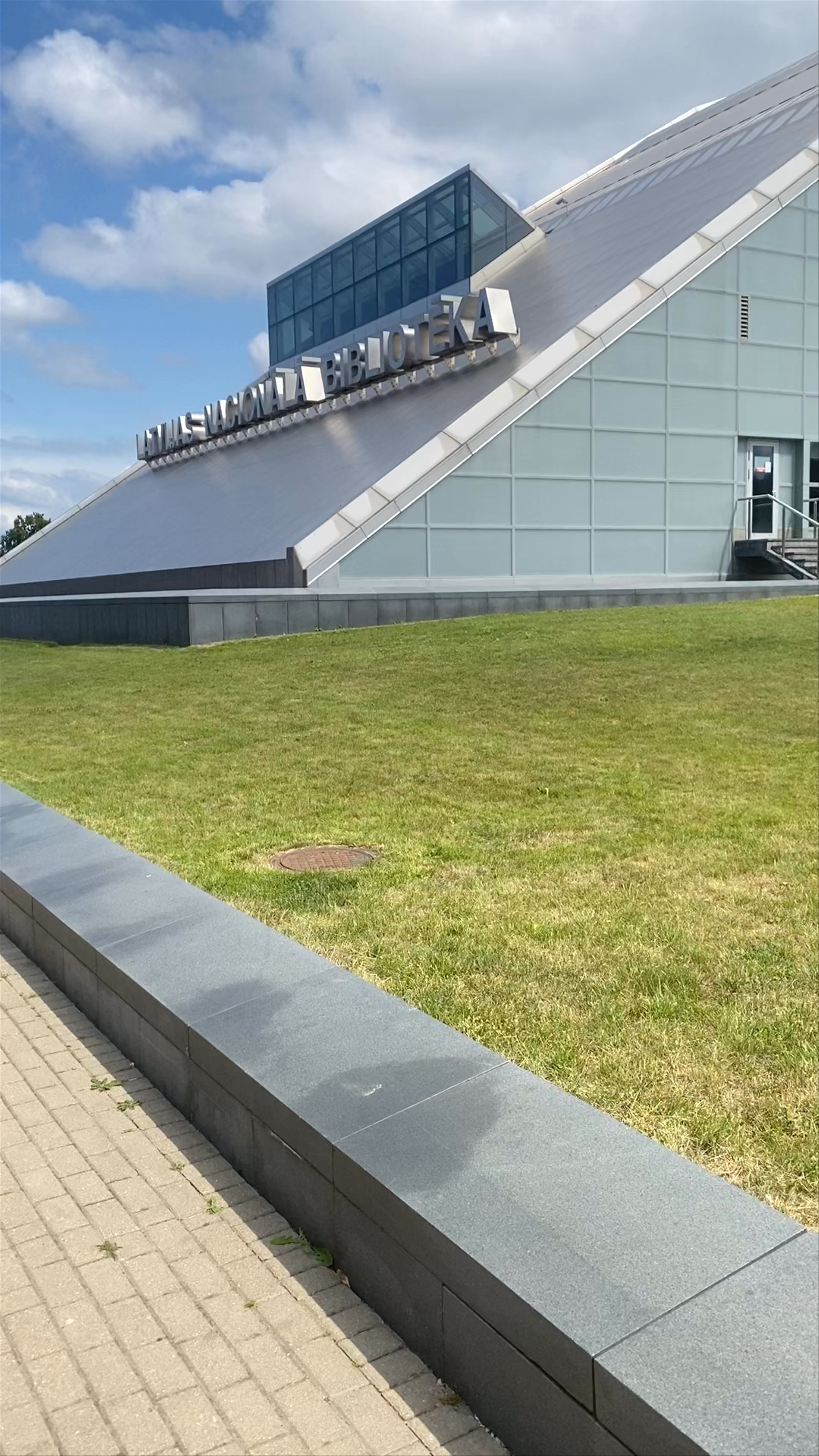 Latvijas Nacionālā bibliotēka: Iconic Modern Architecture in Riga