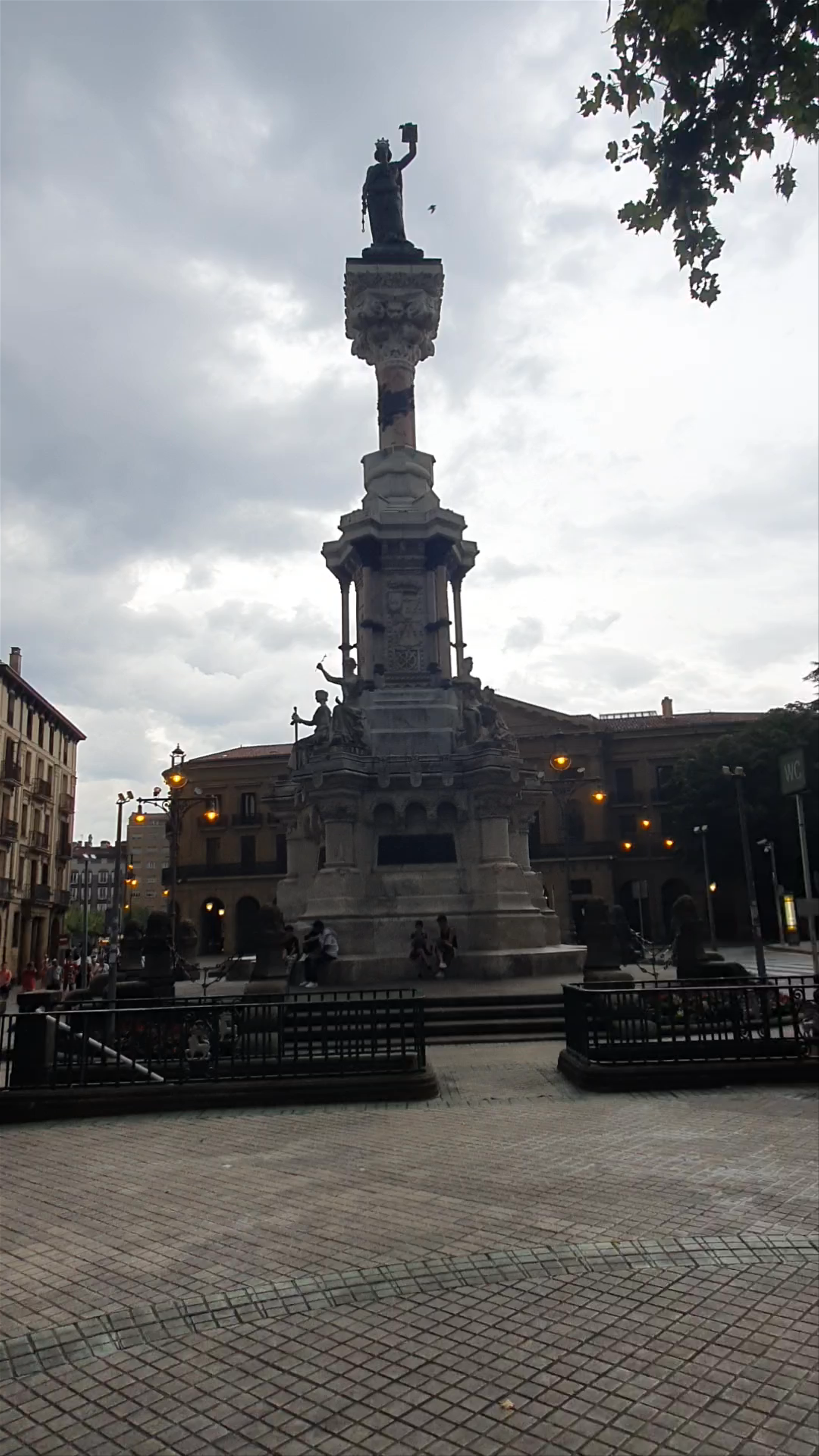 Monumento a los Fueros