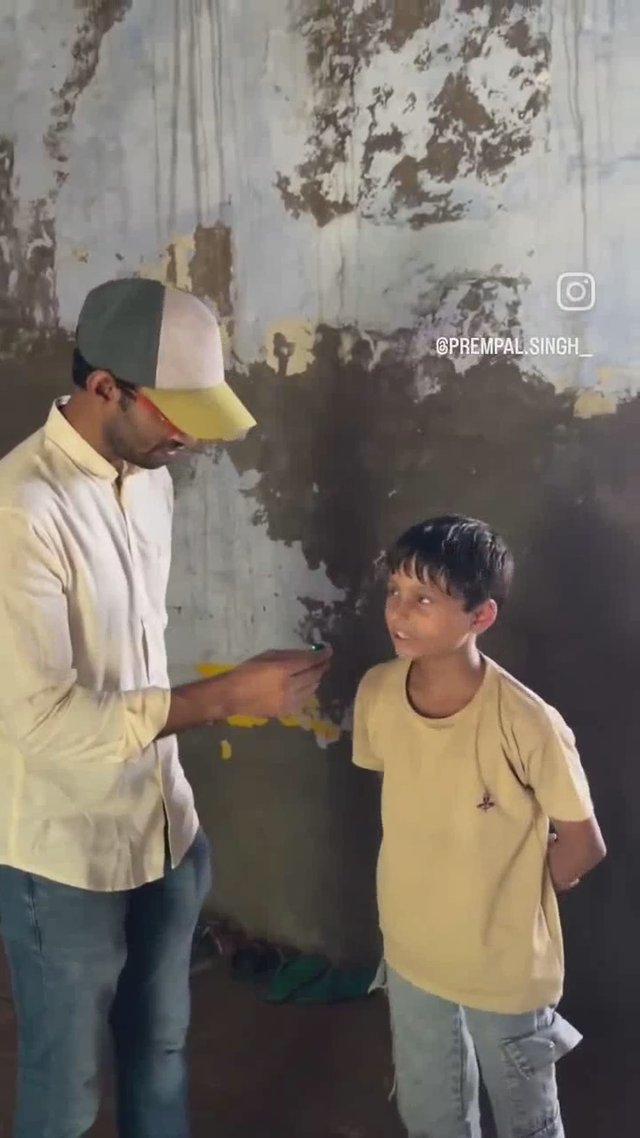मथुरा के एक स्कूल की ये हालत देखिए!