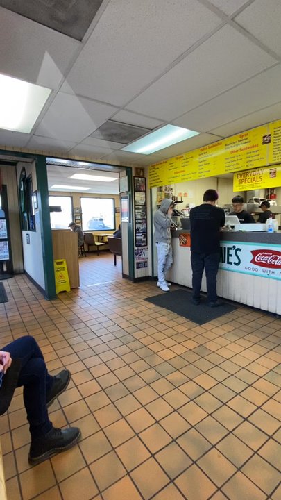 Sammies - Interior - Fast Food Near Me - Grayslake, Illinois