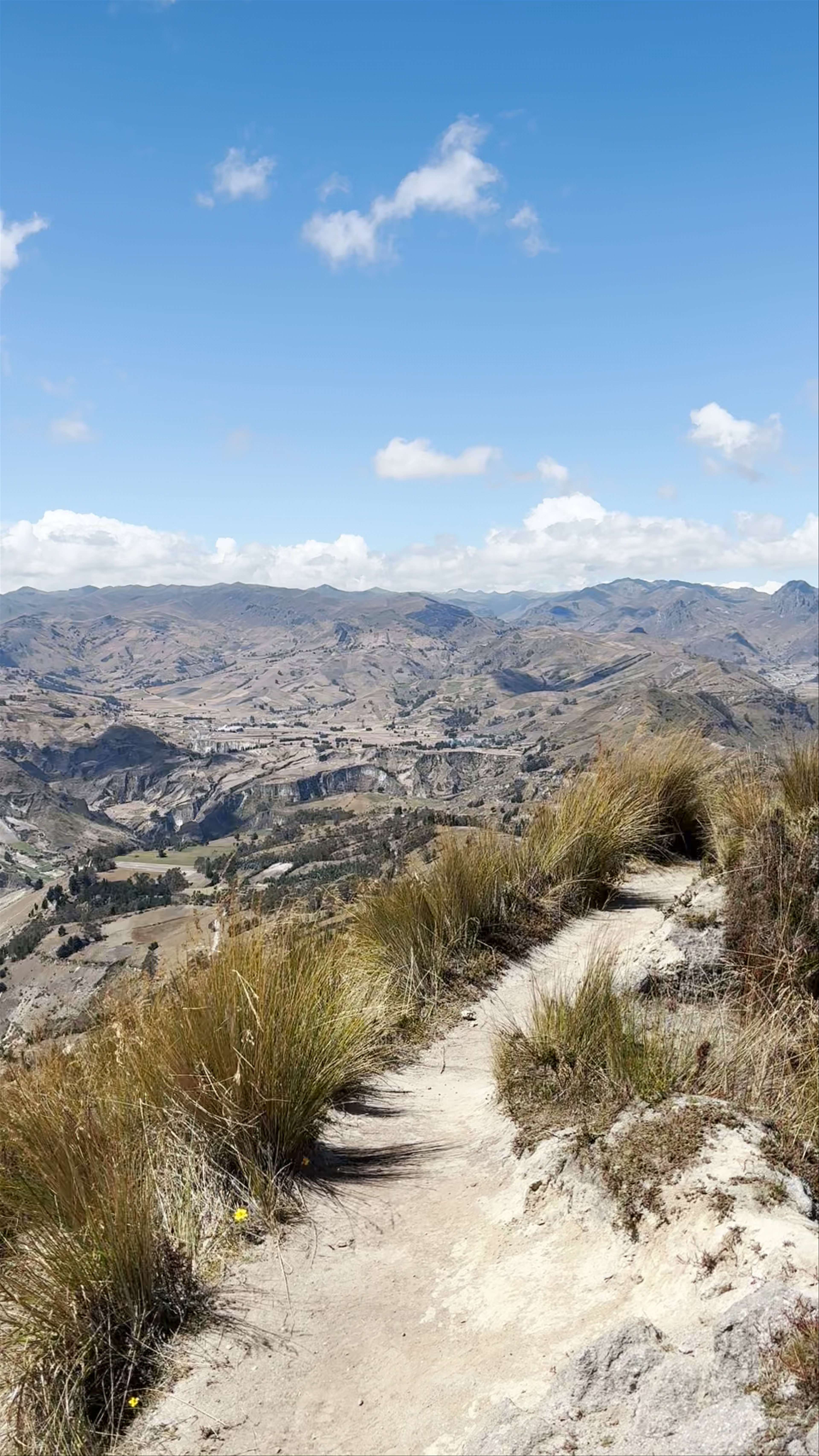 Mirador Monte Juyende: Panoramic Crater Views in Cotopaxi, Ecuador