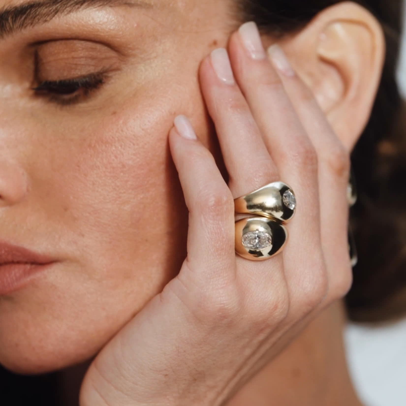 Mostrado con anillo Oval Dome original