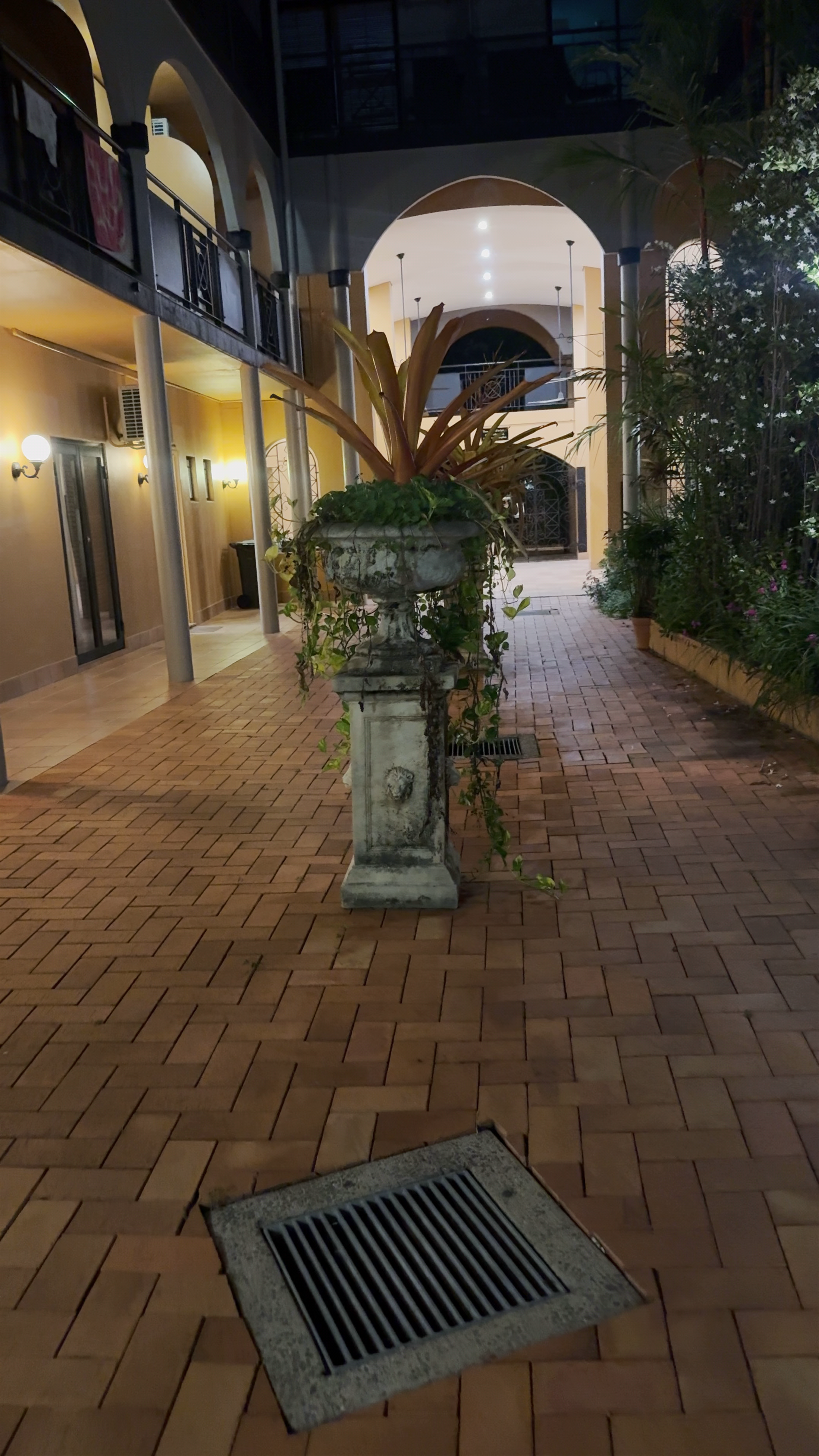 Palm Royale Cairns: Tranquil Courtyard Ambiance in Manunda, Queensland