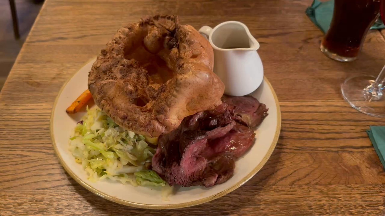 The Three Crowns - Sunday Roast - Rump of beef - Pubs Near Me - London, XGL