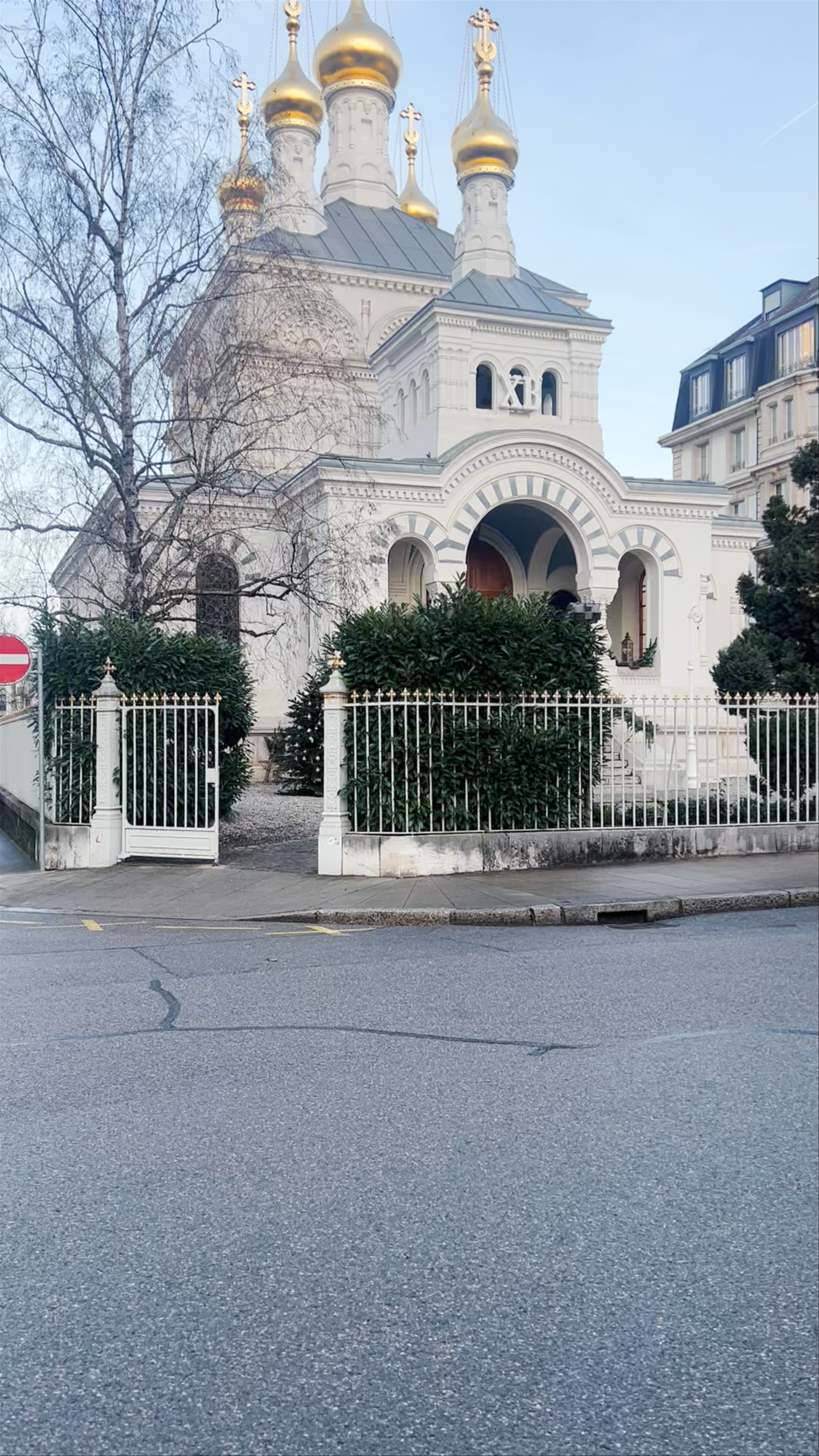 Église Russe in Genève: Golden Domes and Winter Calm