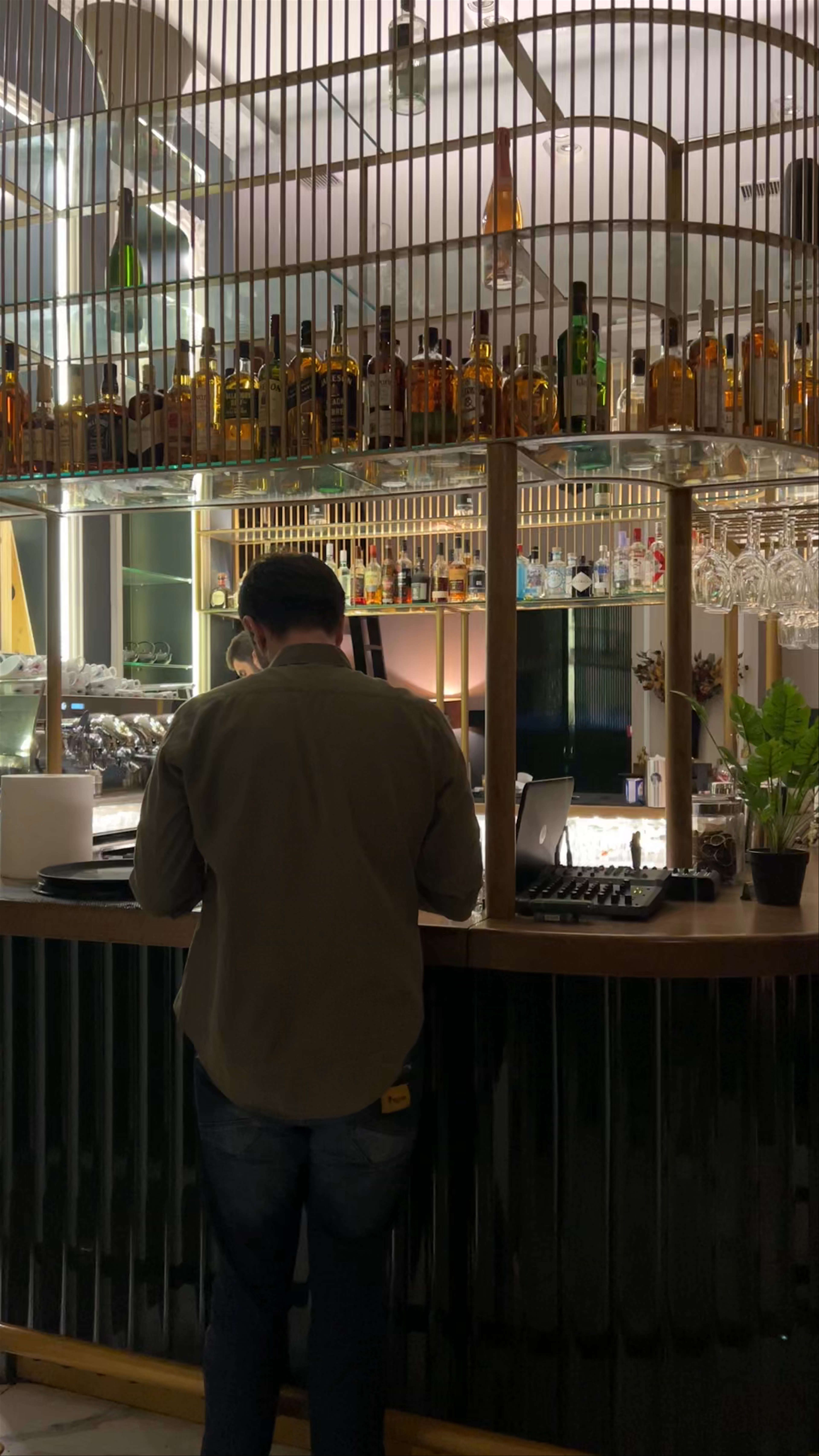 Tender Cafe Bar: Chic Nighttime Ambiance in Pefka Greece