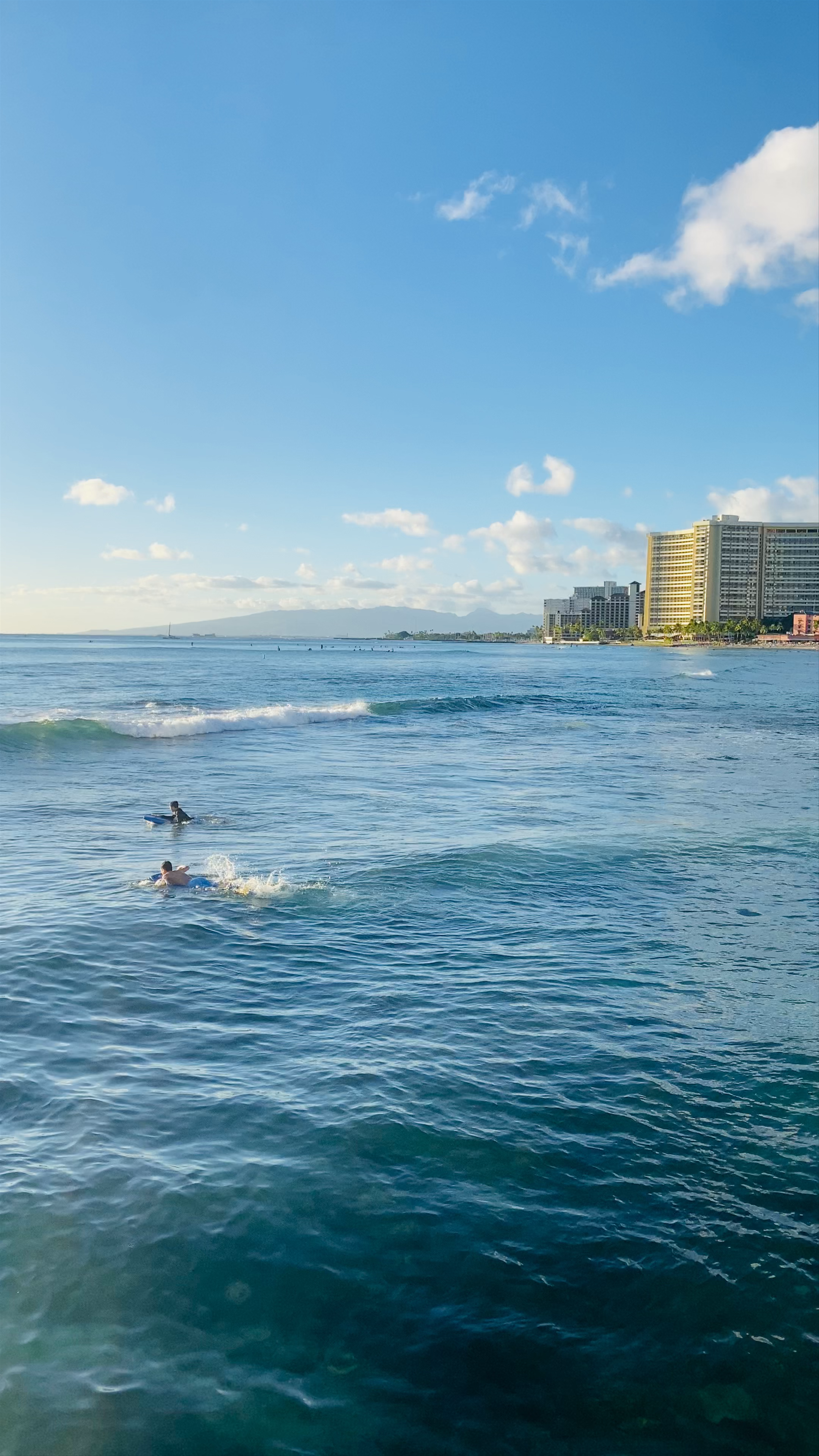 Waikiki Wall Waves: Surf and Serenity in Honolulu