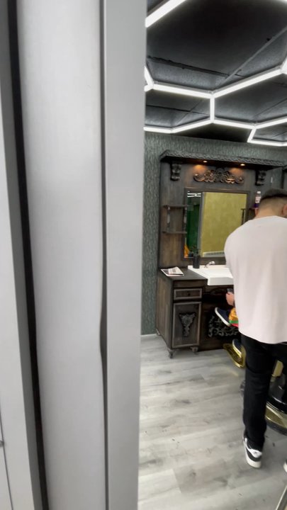 Moda Barber Shop - Inside shop - Barbers Near Me - London, XGL