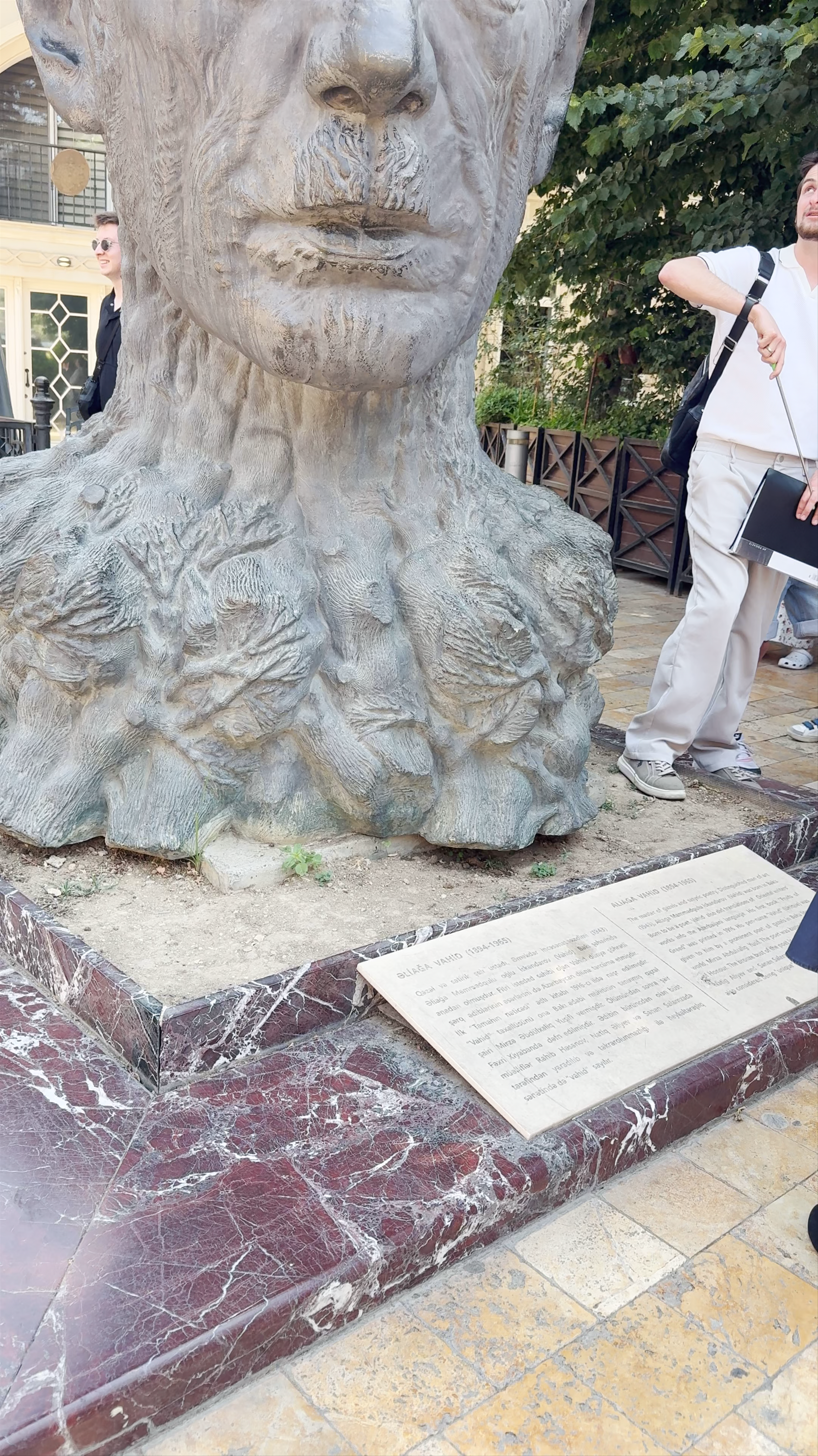 Statue of Aliaga Vahid