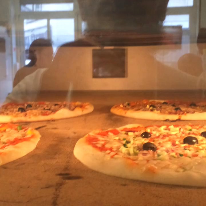 Mamamia Pizza - Cuisson des pizzas en formation. - Pizza Near Me - Lyon, 69