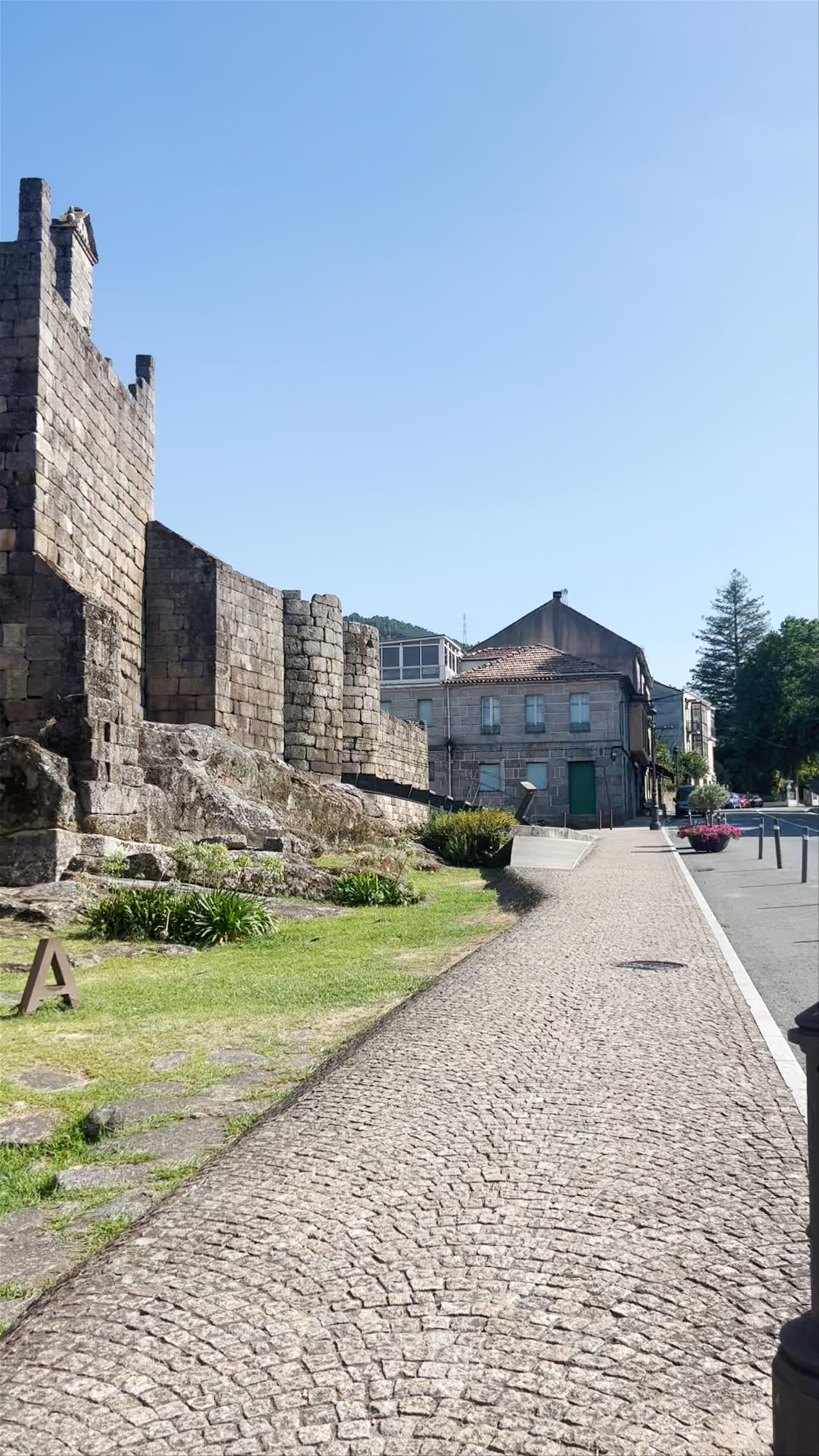 Exploring Castelo de Ribadavia: A Timeless Medieval Fortress in Spain