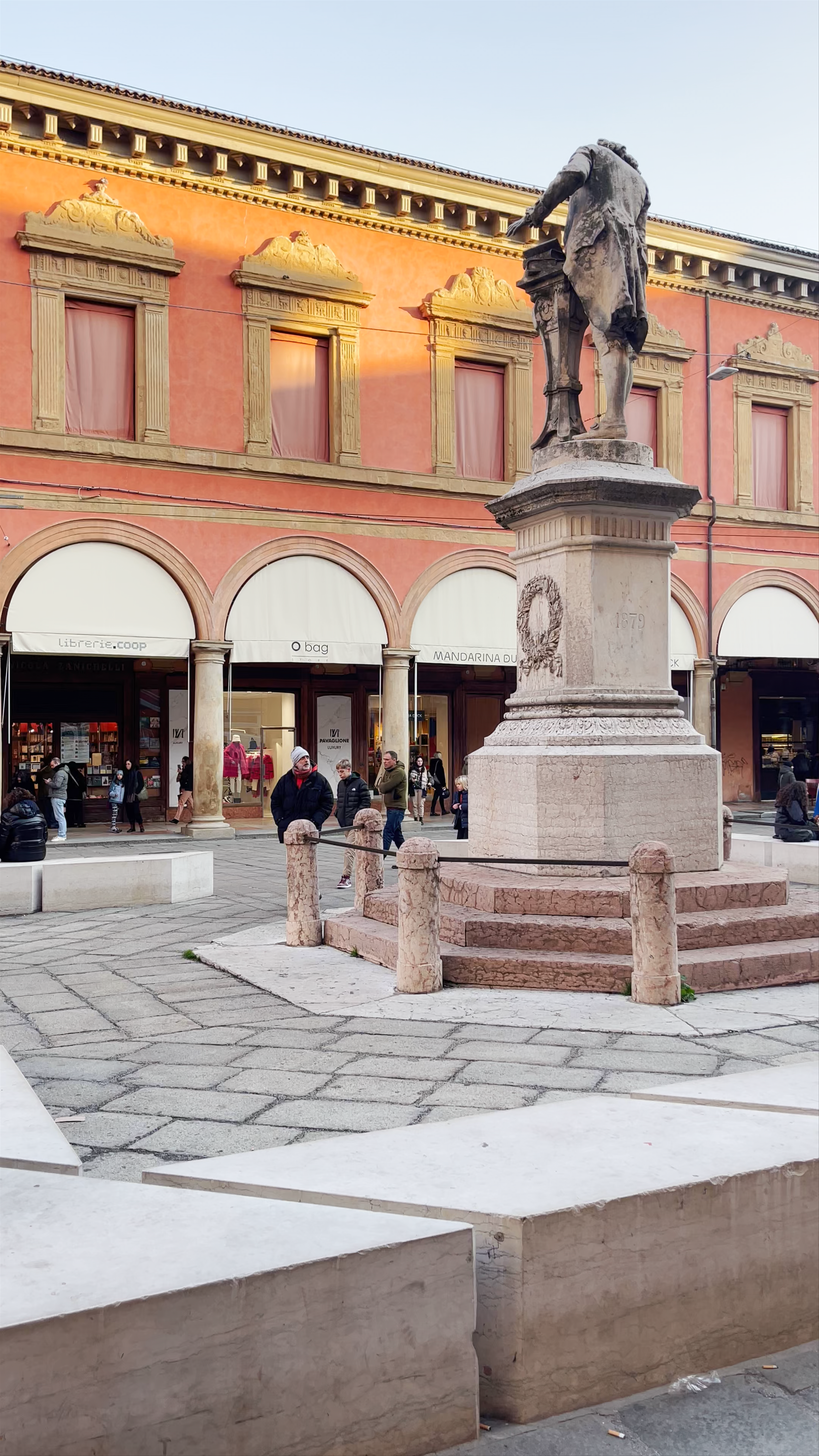 Statua di Luigi Galvani at Piazza Galvani, Bologna