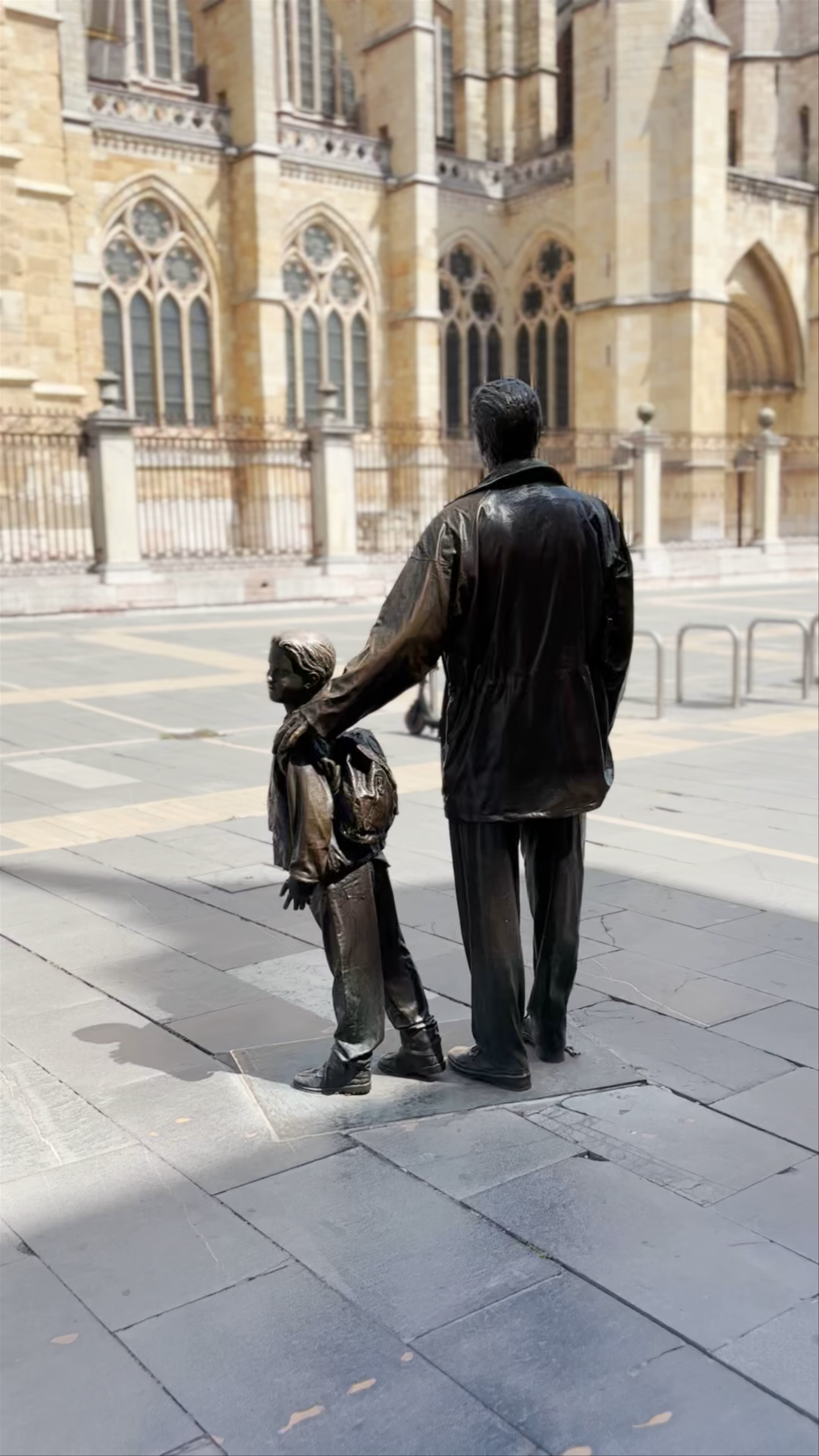 Leon Cathedral and Heartwarming Statue in Plaza de Regla, León